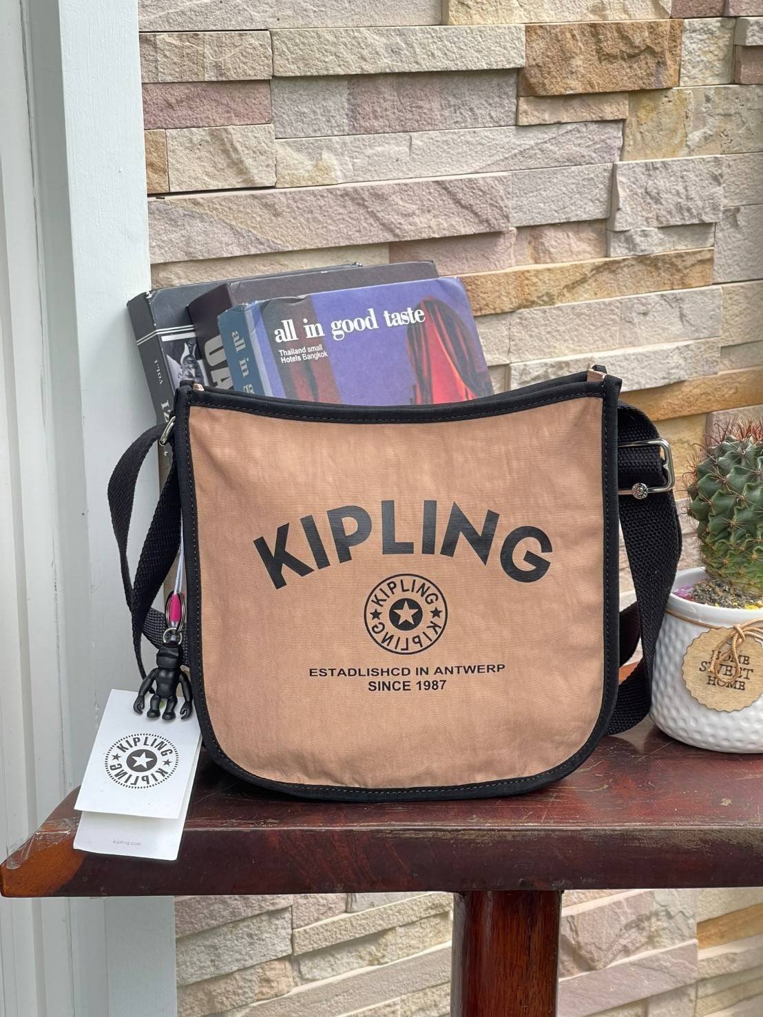 Kipling Patsy M Crossbody คอลเลคชั่นใหม่ล่าสุด ที่ไม่เน้นลวดลายและสีสัน แต่เน้นรูปแบบการใช้งานที่ง่ายแสนง่ายไม่ซับซ้อน ขนาดกำลังดี สามารถใส่ของที่จำเป็นได้ ไม่ว่าจะเป็นโทรศัพท์มือถือหรือกระเป๋าสตางค์ น้ำหนักเบา ด้านในของกระเป๋ายังแบ่งช่องเป็นระเบียบ พกพาไ
