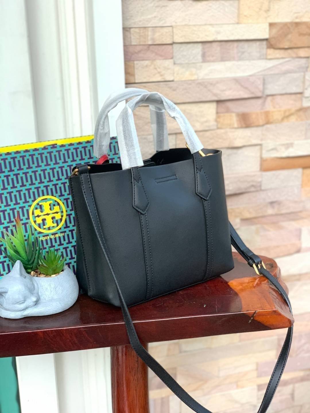 Tory Burch Perry small tote bag ออกแบบเพื่อเหมาะใช้งานได้ในชีวิตประจำวัน ใช้วัสดุผสมผสานช่วยให้กระเป๋าเป็นทรงสวยโดยยังคงคุณภาพนิ่ม สวยงามด้วยหนังวัวแท้ เรียบหรูและคลาสสิค สามารถใช้เป็น every day bag ภายในมีช่องแยกใช้งานอย่างชัดเจน ขนาดที่กำลังพอดีเลยจัดเป