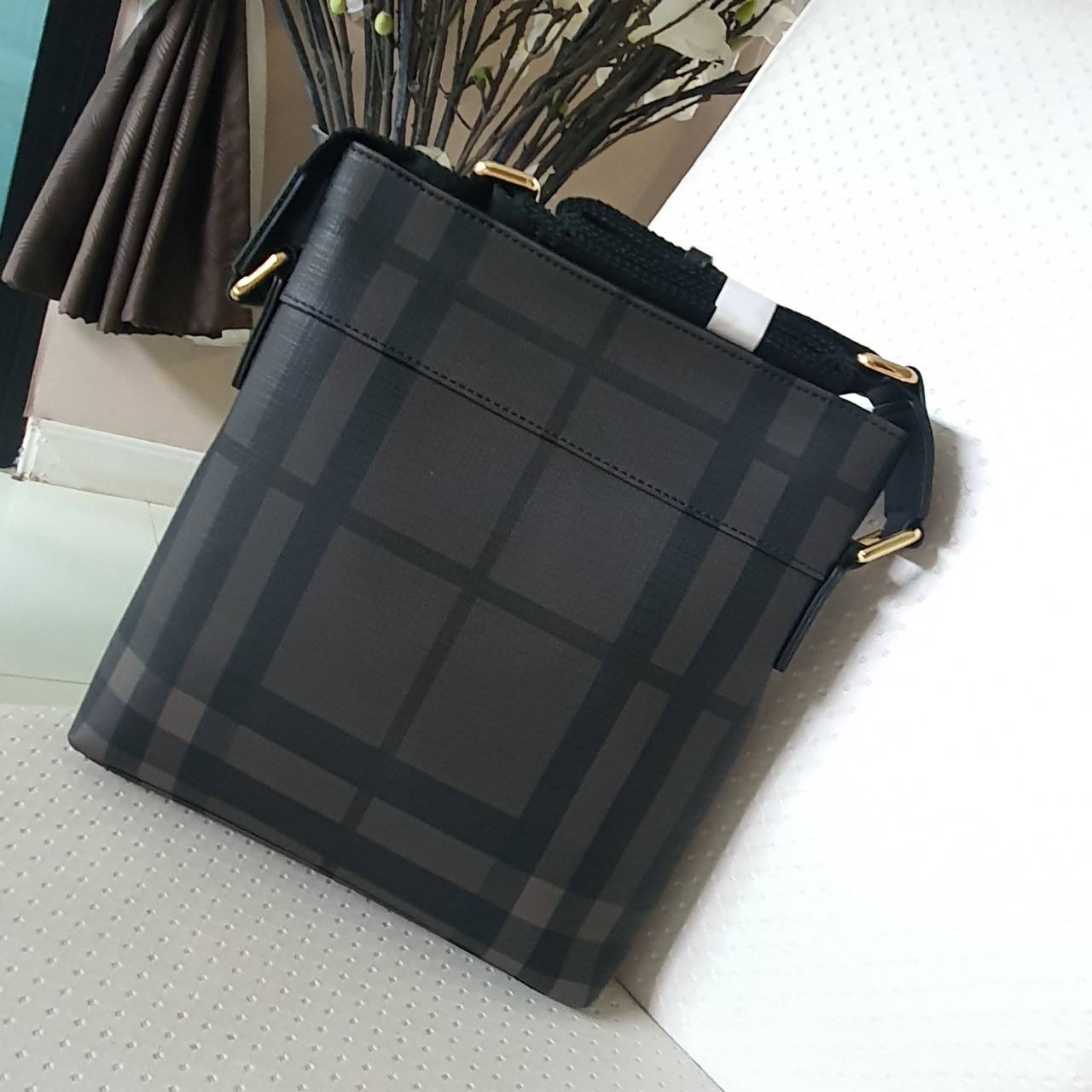 พร้อมเป็นของขวัญ มอบให้คุณผู้ชายแล้วค่ะ สำหรับ BURBERRY CROSSBODY VINTAGE BAG VIP GIFT WITH PURCHASE (GWP) พรีเมี่ยมกิ๊ฟ Limited Edition จากBURBERRY วัสดุหนังโทนสีสุภาพ คลาสสิก ตกแต่งด้วยซิปสะดวกใช้ด้านหน้า ช่องหลักเปิดปิดด้วยซิปยาวด้านบน พร้อมช่องซิปอีกห