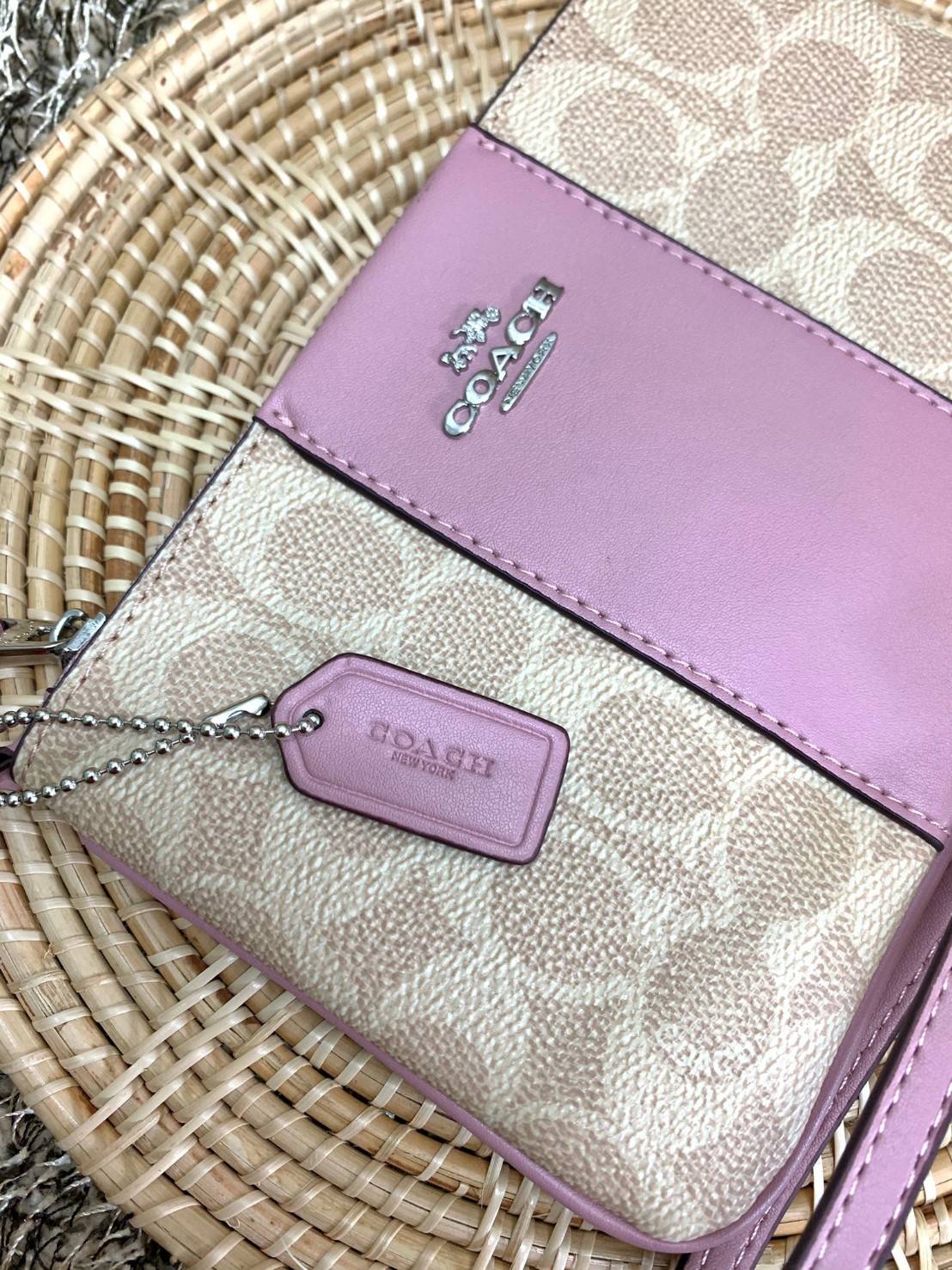 COACH SMALL WRISTLET IN COLORBLOCK SIGNATURE ((32445)) ✔️กระเป๋าคล้องมือ วัสดหนัง pvc อย่างดี ลายซิกเนเจอร์ ตัดขอบสีตรงกลางสวยงามมากๆค่ะ แบบซิปเดียว ((ภายในใส่มือถือได้บางรุ่นค่ะ)) มีช่องเสียบบัตรให้2ช่องด้วยนะคะ