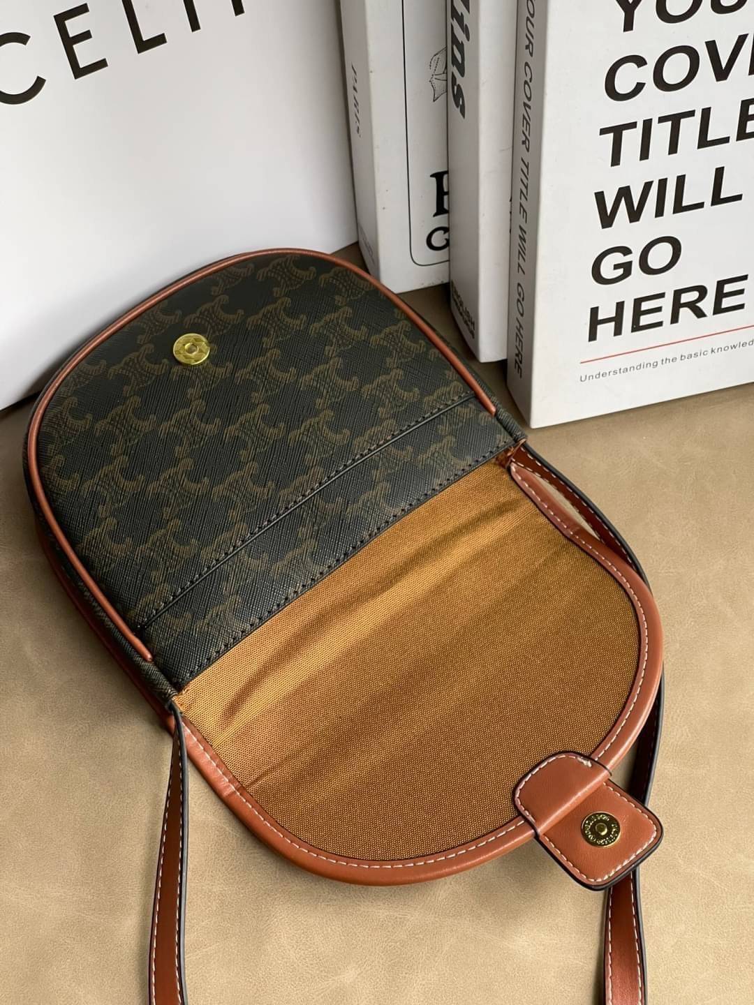 CELINE MINI BESACE IN TRIOMPHE CANVAS หรูหราไปกับกระเป๋าหนังแคนวาสลาย triompe ด้วยขนาดที่กะทัดรัดและดีไซน์ที่เรียบหรูนี้ จึงสามารถนำไปแมทช์กับการแต่งตัวได้ง่าย ไม่ว่าจะเป็นสไตล์การแต่งตัวเท่ ๆ จนถึงสไตล์การแต่งตัวน่ารัก ๆ เพิ่มความหรูหราและโดดเด่นด้วยการต