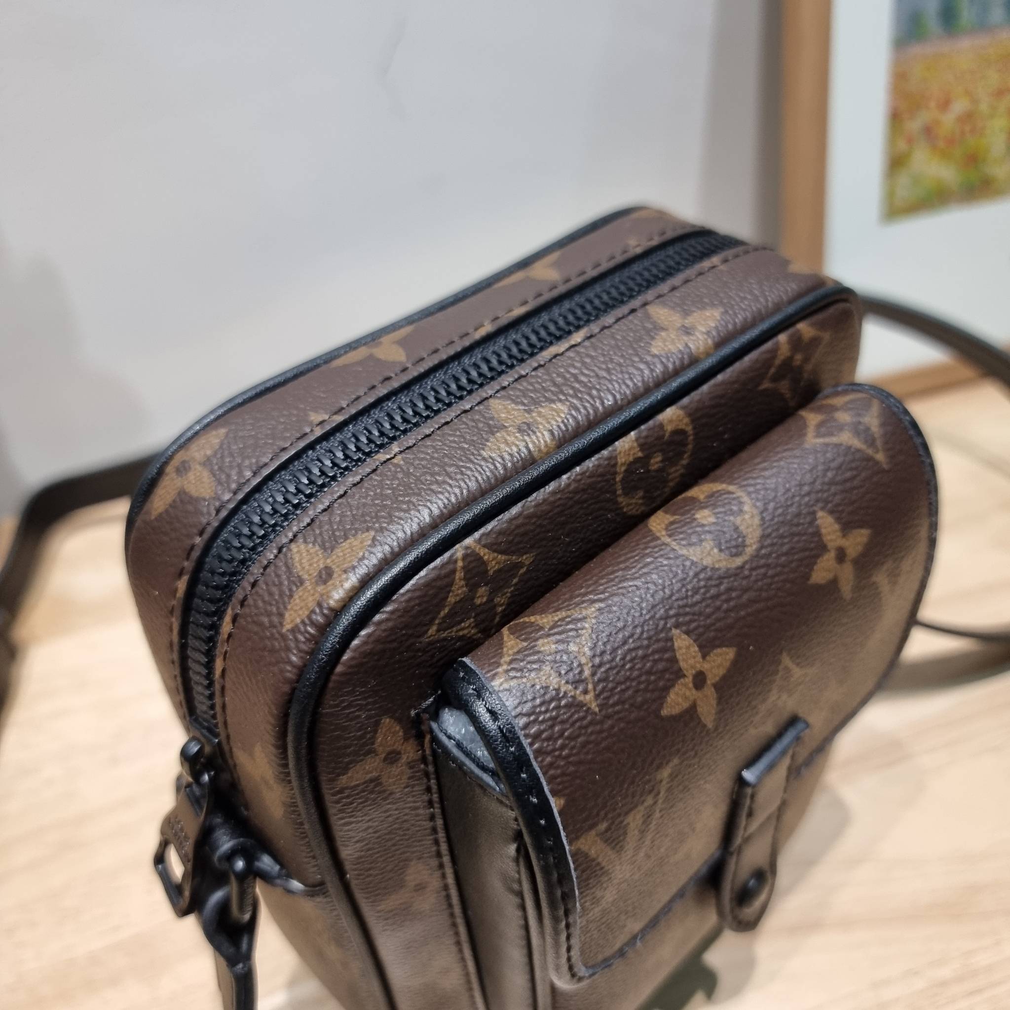 LV CHRISTOPHER กระเป๋าสะพายรูปทรงสปอร์ตสุดชิค LV crossbody wallet bag ใหม่ล่าสุด ได้ชิคๆเท่ๆก่อนใคร ไม่ต้องรอพรีฯ กับกระเป๋าสะพายข้างสำหรับหนุ่มๆ งานหรู ราคาดี วัสดุหนังแคนวาสคุณภาพดี ดีไซน์กะทัดรัด คล่องตัวแบบทูอินวันไปเลย เพราะใช้แทนกระเป๋าสตางค์ก็ได้ ส