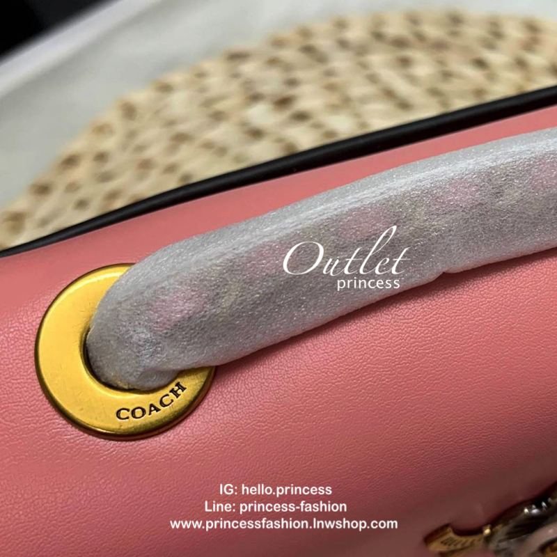 COACH PARKER MINI CROSSBODY BAG กระเป๋าสะพายจาก coach factory outlet วัสดุ pvc หนังนิ่ม ด้านหน้าแต่งอะไหล่สวย น่ารักค่ะ เปิดปิดกระเป๋าแบบหมุนล็อค ภายในสามารถใส่มือถือได้ทุกรุ่น;กระเป๋าสตางค์ใบสั้นได้ มีช่องเล็กใส่ของจุกจิกค่ะ ซัปในผ้ากึ่งกำมะหยี่นุ่มมือที