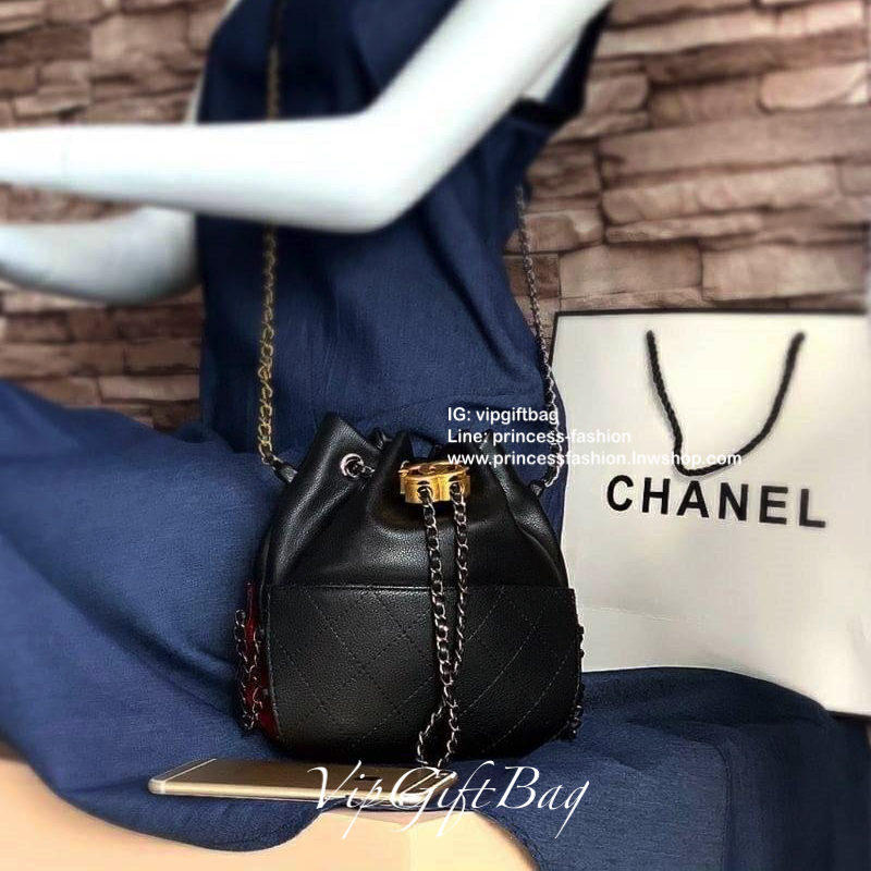 Chanel premium for gift ทรงขนมจีบ เป็นกระเป๋าถือ/สะพายหลังอเนกประสงค์หนังแกะสังเคราะห์โลโก้แบรนด์อะไหล่สวยหรู สายโซ่อะไหล่สีทูโทนรูดปิดกระเป๋า เก๋มากๆค่ะ อุปกรณ์ : กล่อง ถุงผ้าแบรนด์