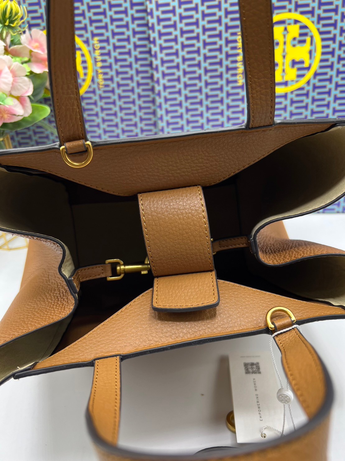 Tory Burch McGraw Leather Tote Bag / Tory Double T Tote Bag / TORY TOTE BAG พร้อมส่ง 4 สี กระเป๋าสะพายทรงโท้ท จุของได้เยอะใบนี้ตอบโจทย์ได้ดีมาก โทนสีเรียบง่าย แฝงไปด้วยความดูดี สุขุมและเป็นผู้ใหญ่