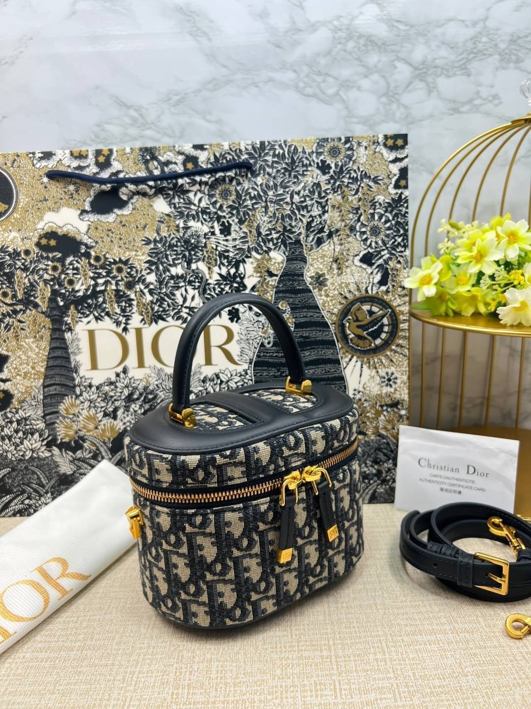 Small Dior Travel Vanity Case / Dior vanity 16cm กระเป๋าทรงกล่องใบเล็กกะทัดรัด ดีไซน์สวยโดดเด่น มีหูจับในตัว ภายในเป็นช่องโล่งสำหรับจัดเก็บสิ่งของเล็กน้อย เป็นอีกหนึ่งไอเท็มที่ไม่อยากให้พลาดเลยน้า