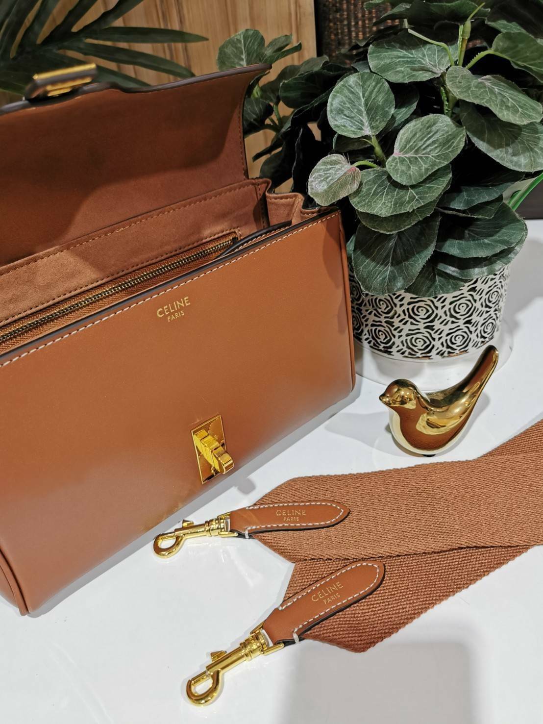 พร้อมส่งความสวย✴️นาทีนี้ต้อง CELINE TRIOMPHE CROSSBODY BAG SMOOTH CALFSKIN VIP GIFT WITH PURCHASE-GWP พรีเมี่ยมกิ๊ฟ Limited Edition จาก CELINE PERFUME DUTY FREE COUNTER วัสดุ หนังแท้ CALFSKIN ดีไซน์สวยหรูสุดคลาสสิคหนังเรียบสวยอยู่ทรงเปิดปิดด้วยฝาปิ