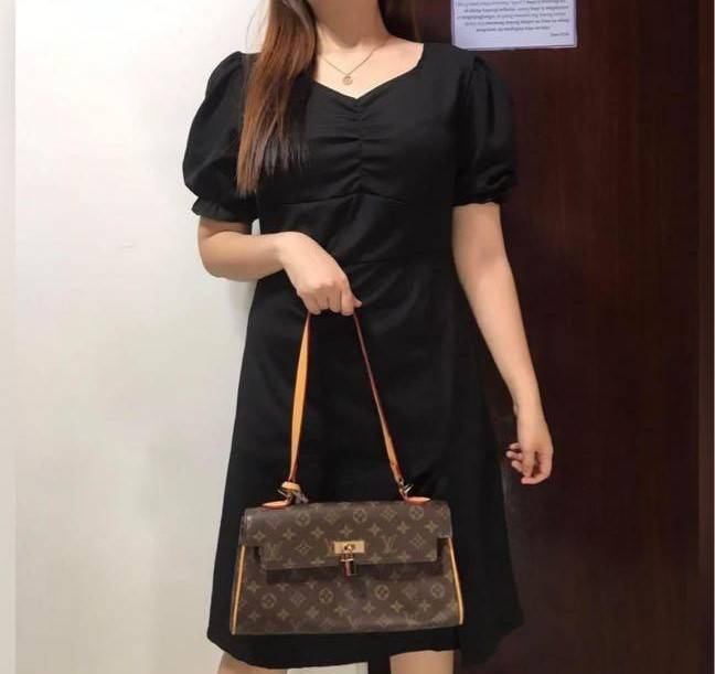LV MONOGRAM SHOULDER BAG กระเป๋าสะพายทรงสวย ใบใหญ่กำลังดี รับรองว่าจุจริง ดีไซน์สายคาดตกแต่ง และปรับทรงได้ เพิ่มดีเทลให้กระเป๋าดูมีลูกเล่นขึ้น วัสดุหนังแคนวาส มาพร้อมหูจับในตัว และยังมีสายครอสสปอร์ตให้อีกเส้น เปิด-ปิดด้วยอะไหล่บิดล็อค ภายในโล่งกว้างมาก ใส