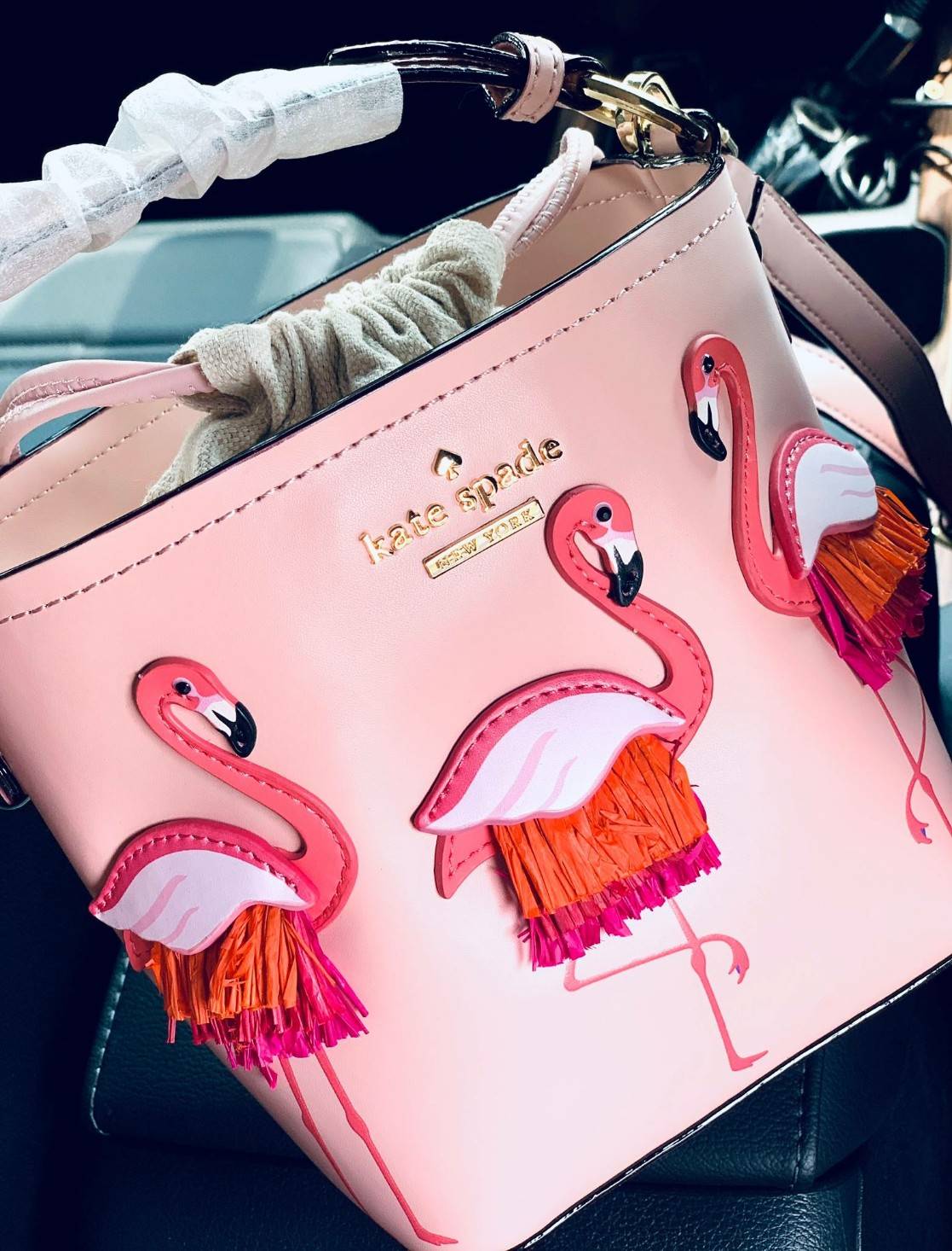 Kate spade new york Flamingo Pippa Bucket Bag 🍭รุ่นแนะนำ ราคานี้หายากแล้วจร้าา กระเป๋าหิ้วหรือสะพายข้างได้ ทรงถัง วัสดุหนังแกะแท้ สัมผัสหนังนิ่มมือดีมากๆค่ะ ด้านหน้าแต่งรูป Flamingo ดูเก๋มากๆค่ะ มีอะไหล่แบรนด์ ปากกระเป๋าแบบหูรูด ภายในกระเป๋าโล่ง ใ