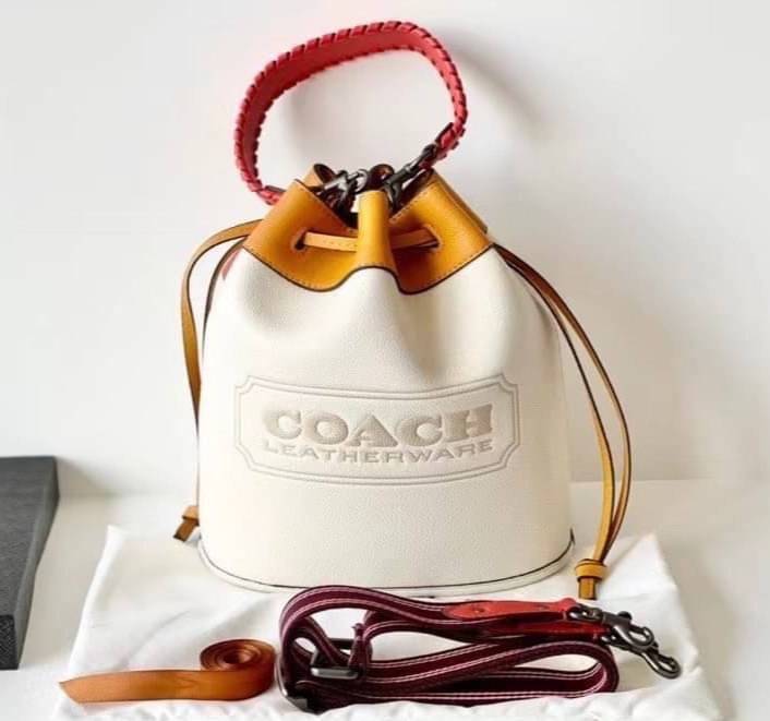 COACH Color-Block Leather Field Bucket Bag ((C3850//C3851)) พร้อมส่งที่ไทย กระเป๋าทรงขนมจีบ สุดฮิต ใช้ได้กับทุกๆวัน หนังแท้ลายหนังสวยนิ่มมือดีค่ะ ด้านหน้ามีโลโก้แบรนด์ตังใหญ่ ปากกระเป๋าแบบหูรูด ปล่อยหนังห้อยยาวลงมา ภายในกระเป๋ากว้างใส่กระเป๋าเงินใบยาวได้;