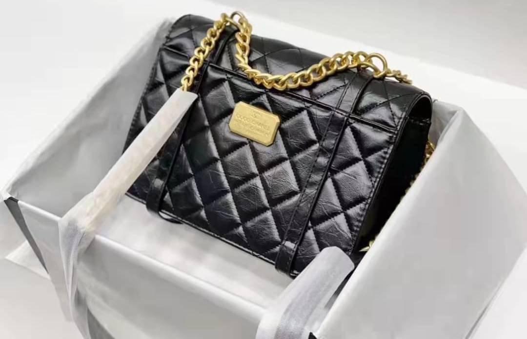 Chanel อเนกประสงค์ รุ่น Limited edition ลายตาราง ปักหมุดอะไหล่ทอง หนังแท้ น้ำหนักเบา มีช่องใส่ของจุกจิก เปิดปิดด้วยฝาปิดกระดุม มีช่องใส่บัตร ช่องซิป ช่องหลัง ใส่กระเป๋าสตางค์ใบยาว ได้ค่ะ ตัวจริงสวยมากๆถูกใจรีบจองนะคะ ใส่มือถือได้ทุกรุ่น สายสะพายโซ่+หนัง แ