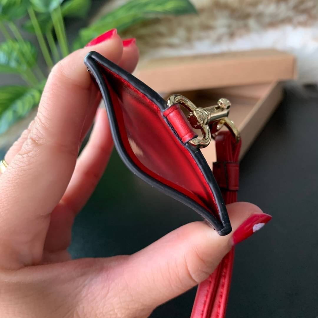 COACH F63274 ID LANYARD IN SIGNATURE COATED CANVAS กระเป๋าใส่บัตรคล้องคอ ลาย C ทั้งใบ ด้านหน้าตกแต่งชื่อแบรนด์ สวยมากกก ใส่บัตรพนักงาน และบัตรต่างๆ มาพร้อมสายคล้องคอ สายถอดออกได้ ตัวกระเป๋ามี 3 ช่องค่ะ