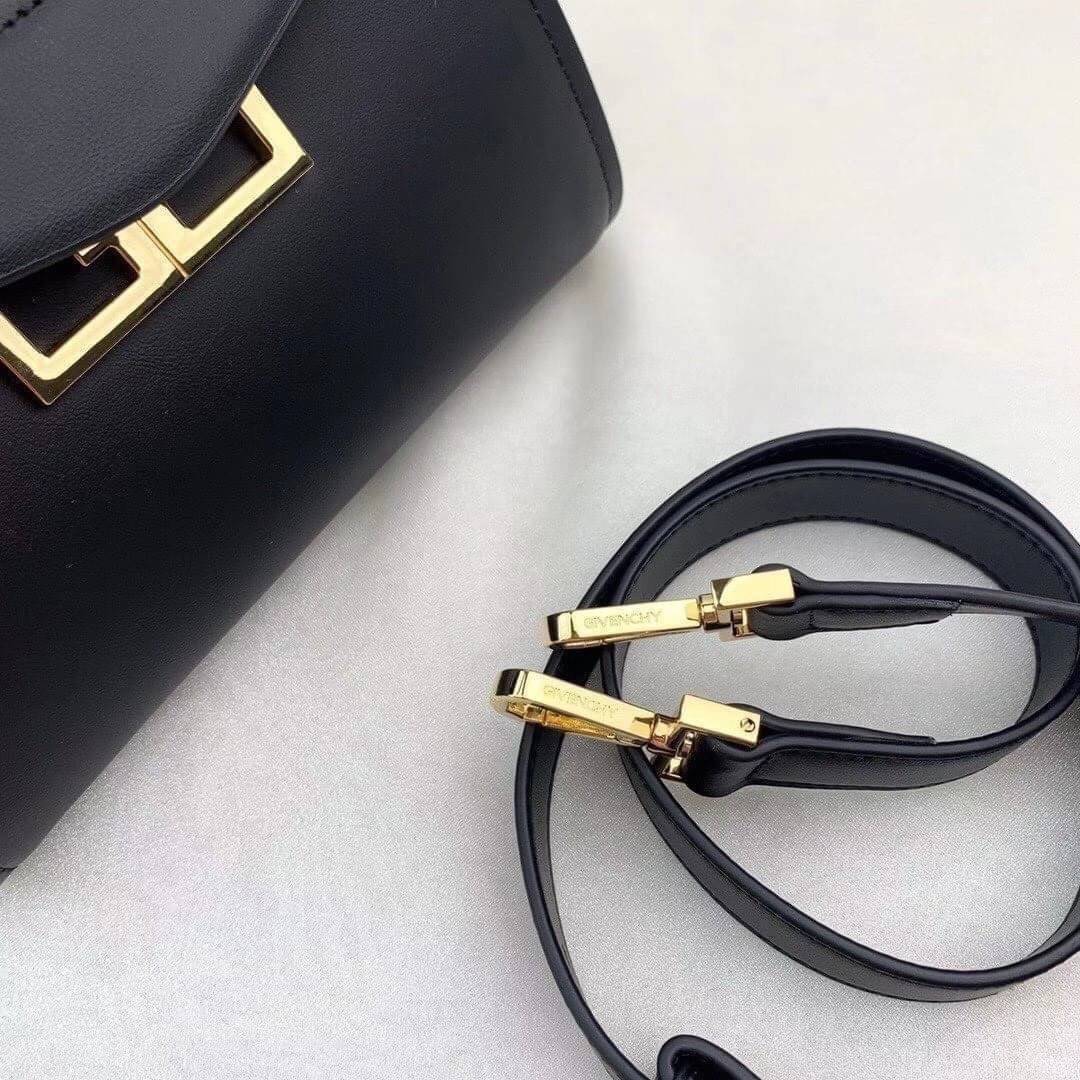 หนังแท้ Givenchy Mini Mystic Calfskin Leather Satchel / Givenchy Top Handle Bag กระเป๋ารุ่นใบใหม่จากแบรนด์หรู การออกแบบเชิงมุมโดดเด่นด้วยแผ่นปิดสามเหลี่ยมที่มีรายละเอียดพร้อมการปิดด้วยแม่เหล็ก double-G พกติดตัวไว้ที่หูหิ้วด้านบนหรือสวมสายสะพายทรงเรียวเพื่