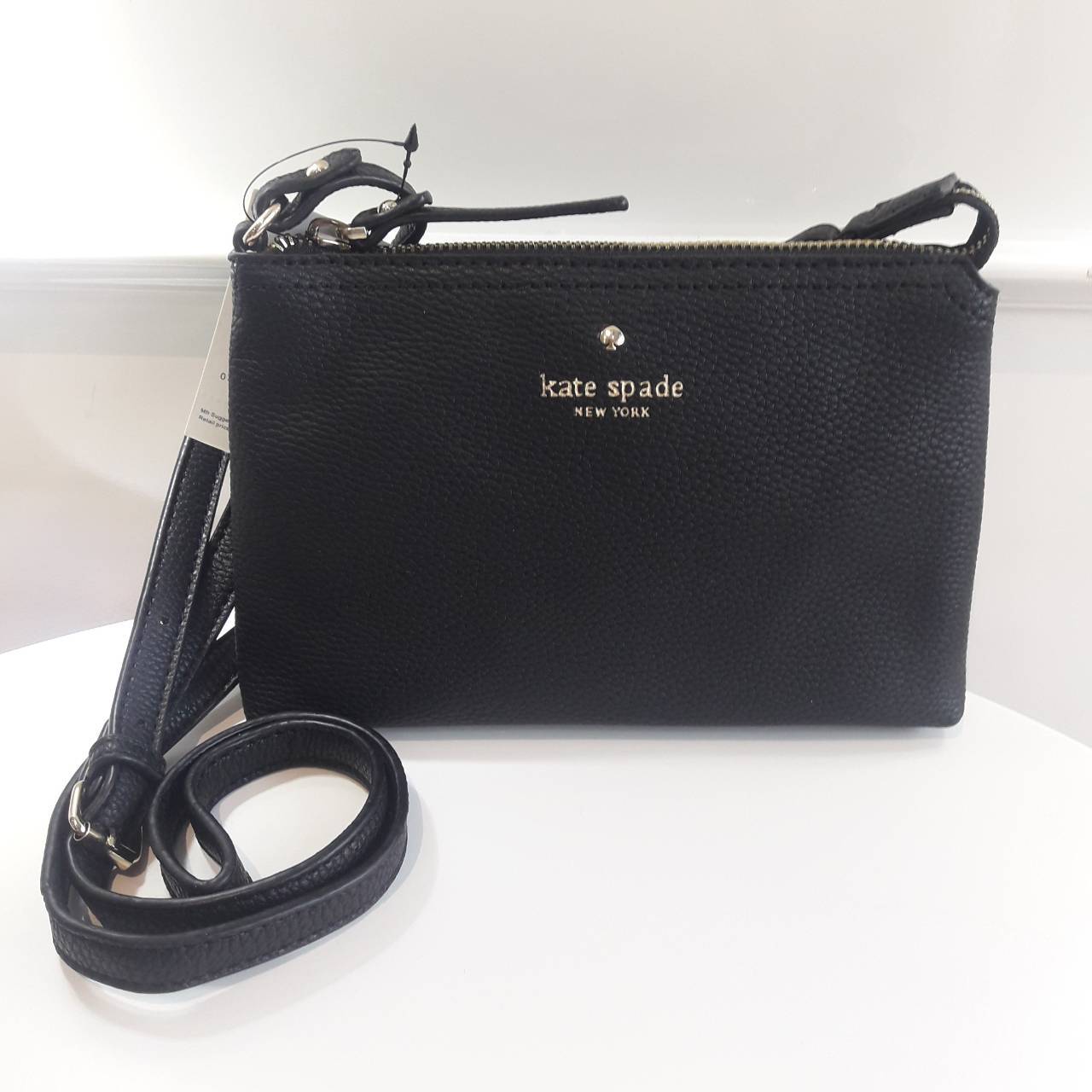 KATE SPADE NEW YORK กระเป๋าสะพายขนาดเล็ก หนังนิ๊มนิ่ม เปิดปิดด้วยซิป มีที่จับหนังเก็ๆ ด้านในมีช่องซิป+ช่องใส่ของจุกจิก ใส่กปต.สั้น + มือถือได้ทุกรุ่น น้ำหนักเบา สายพะพายปรับได้แบบเข็มขัด สะพายชิวๆ Minimal look น่ารักมากๆค่ะ