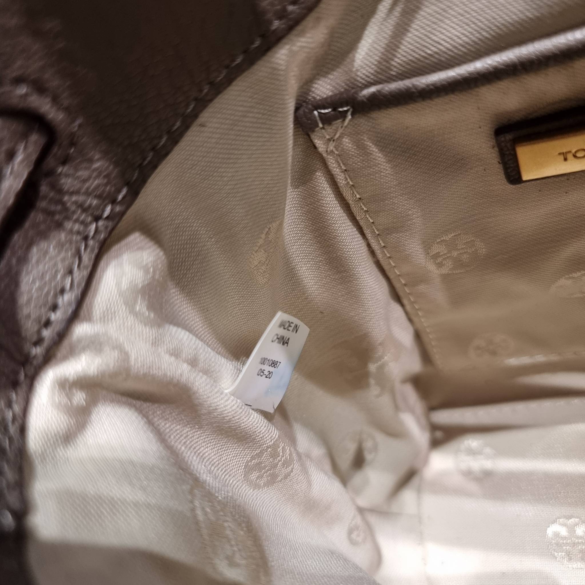 TORY BURCH WILLA MINI BUCKET BAG NEW ARRIVAL สุดปัง กระเป๋าสะพายทรงบัคเก็ต สวยผู้ดี โดดเด่นด้วยโลโก้สีทองดูหรู อัพลุคผู้ดี๊ผู้ดี วัสดุหนังแท้ ดีไซน์บุนวม เส้นคมดีเทลหรู เปิด-ปิดหนังรูดปากกระเป๋า มีหูหิ้วในตัว คล้องแขนเก๋ๆ ภายในเป็นช่องโล่ง มีช่องย่อย ใส่ข