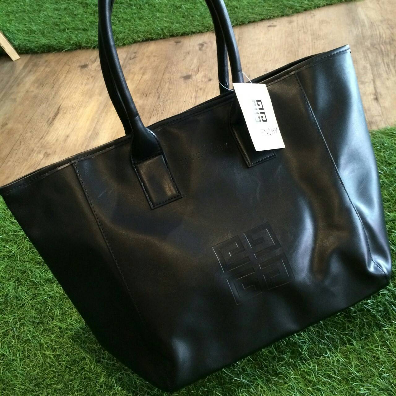 Restock!! GIVENCHY TOTE BAG สินค้าพรีเมี่ยมจากน้ำหอม GIVENCHYแท้ 100%ทรงสุด HOT!! ขนาดกำลังดี หูยาวสายสามารถสะพายขึ้นไหล่เก๋ๆ เหมาะสำหรับทุกวัน ทำจากหนัง PU อย่างดี น้ำหนักเบา ด้านหน้าติดแผ่นหนังปั๊มGIVENCHY เรียบๆแต่มีระดับ ซับในด้วยผ้าสกรีนลายโลโก้ทั้งใ