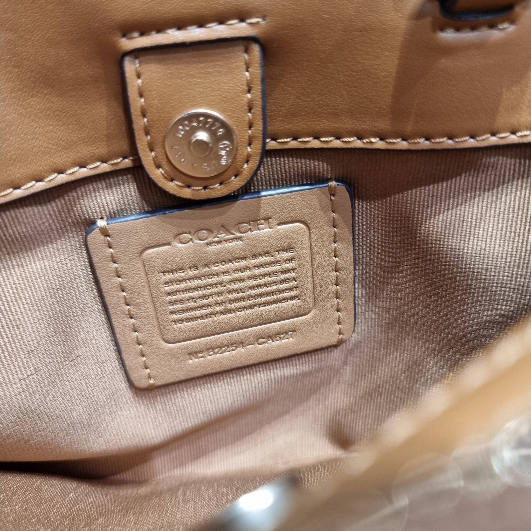 COACH C627 MINI LILLIE CARRYALL IN BLOCKED SIGNATURE CANVAS สีใหม่ล่าสุด กับรุ่นที่สุดของความขายดี คอลยอดฮิตโทนสีลูกคุณ!! กระเป๋าสะพายทรงสวย ที่ดีไซน์ออกมาให้ใช้งานง่าย สะดวก สวย หรู ดูดี!! วัสดุหนังแคนวาสเคลือบลาย มาพร้อมสายสะพายข้างและหูจับในตัว ถอดออกถ