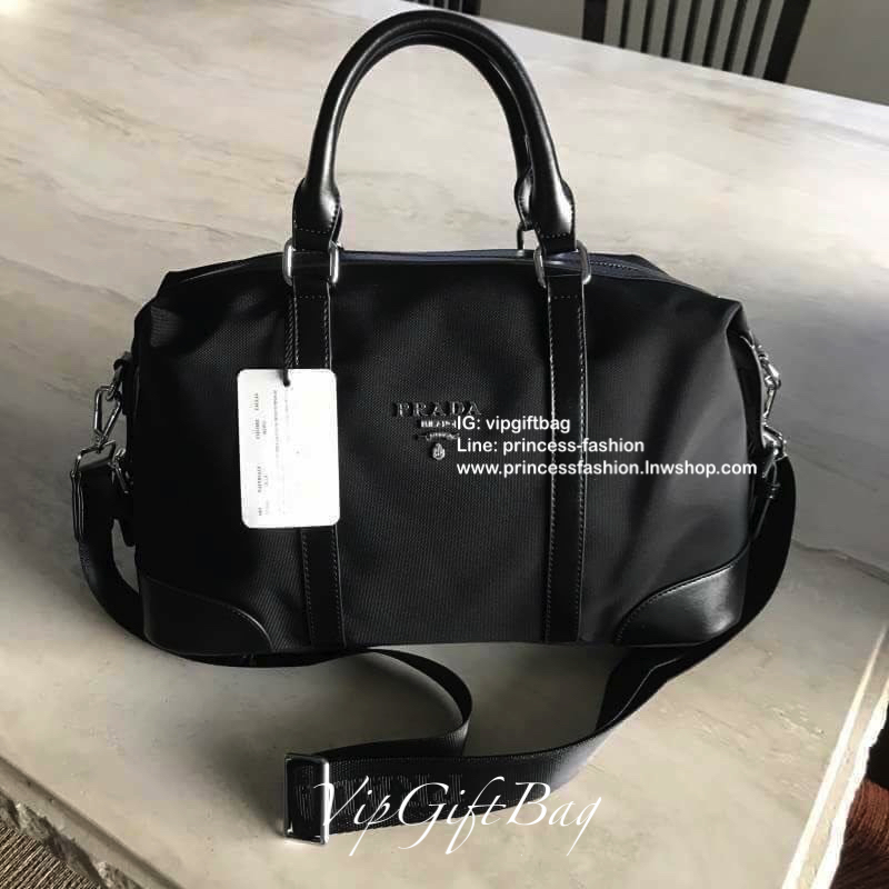 PRADA NYLON TRAVEL BAG GIFT WITH PURCHASE GWP Limited edition พรีเมี่ยมกิ้ฟจากเคาน์เตอร์แบรนด์ต่างประเทศวัสดุ Nylon เนื้อหนาคุณภาพดีตามแบบฉบับแบรนด์ ด้านหน้าประดับโลโก้หรู ด้านข้างมีสายรัดแบบเข็มขัดปรับได้2ทรง ด้านหลังมีช่องซิป หูจับหนังแข็งแรงพับลงได้ พร