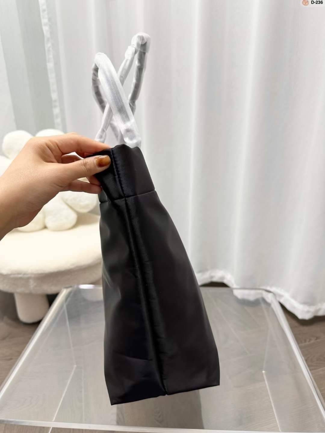 PRADA Tote Nylon Bag / PRADA Shopping Nylon Bag กระเป๋าถือ/สะพายไหล่ ทรงโท้ทใบใหญ่ ภายในโล่งกว้างมาก มาพร้อมหูจับในตัว ใบนี้จุของได้เยอะมากๆ