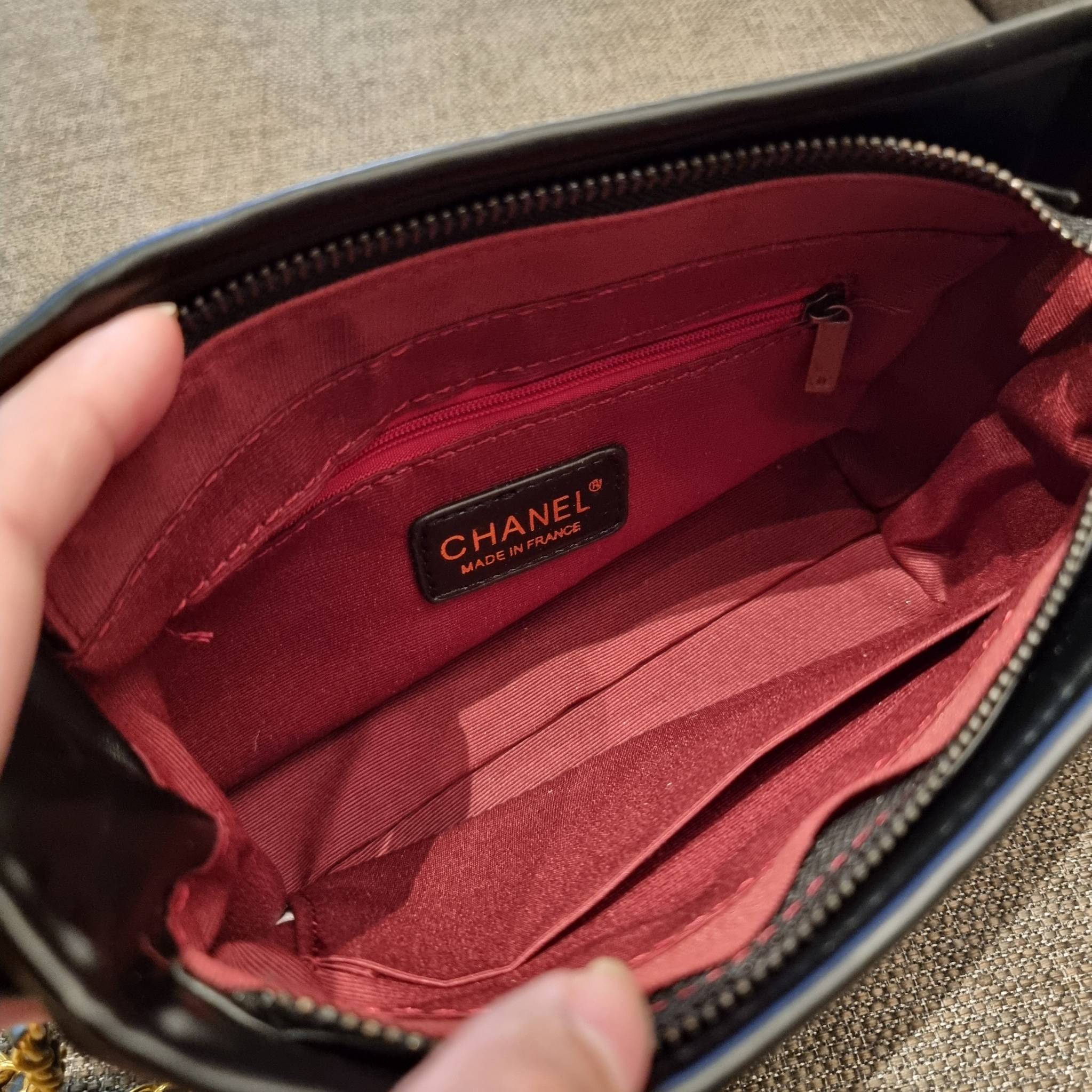 8" CHANEL SHOULDER BAG / CHANEL GABRIELLE HOBO BAG ไซส์คลาสสิค กระเป๋าสะพายข้าง/ไหล่ หนังสังเคราะห์ นิ่ม หรู มาพร้อมพวงกุญแจสัญลักษณ์แบรนด์ พิเศษ!! สายคล้อง jumbo font เพิ่มดีเทลความแพง อะไหล่พร้อมโซ่สะพายสีทองสลับสีเงินรมดำ สามารถสะพาย crossbody หรื