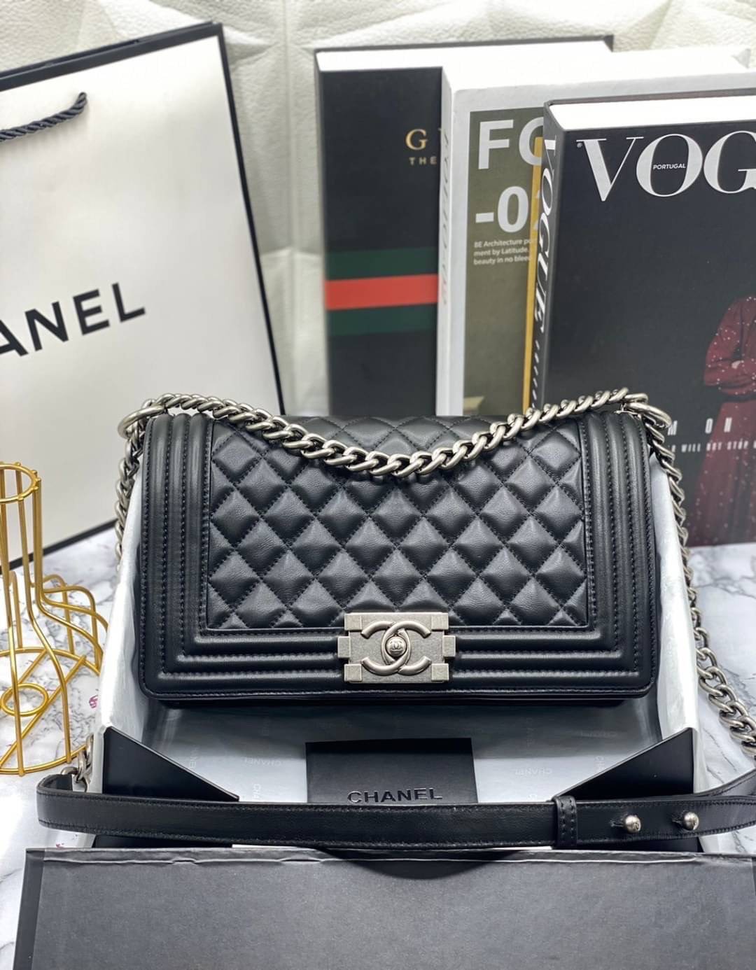 หนังแท้ CHANEL BOY 10" หนังเรียบ อะไหล่เงิน/ทอง พร้อมส่งที่ไทย หนังลูกวัวแท้ อะไหล่โลหะสีรูทีเนียม สวยคลาสสิกทุกยุคสมัย เกรดออริจินอล 1:1 ภาพสินค้าถ่ายจากงานขายจริง ใช้งานต่างประเทศได้