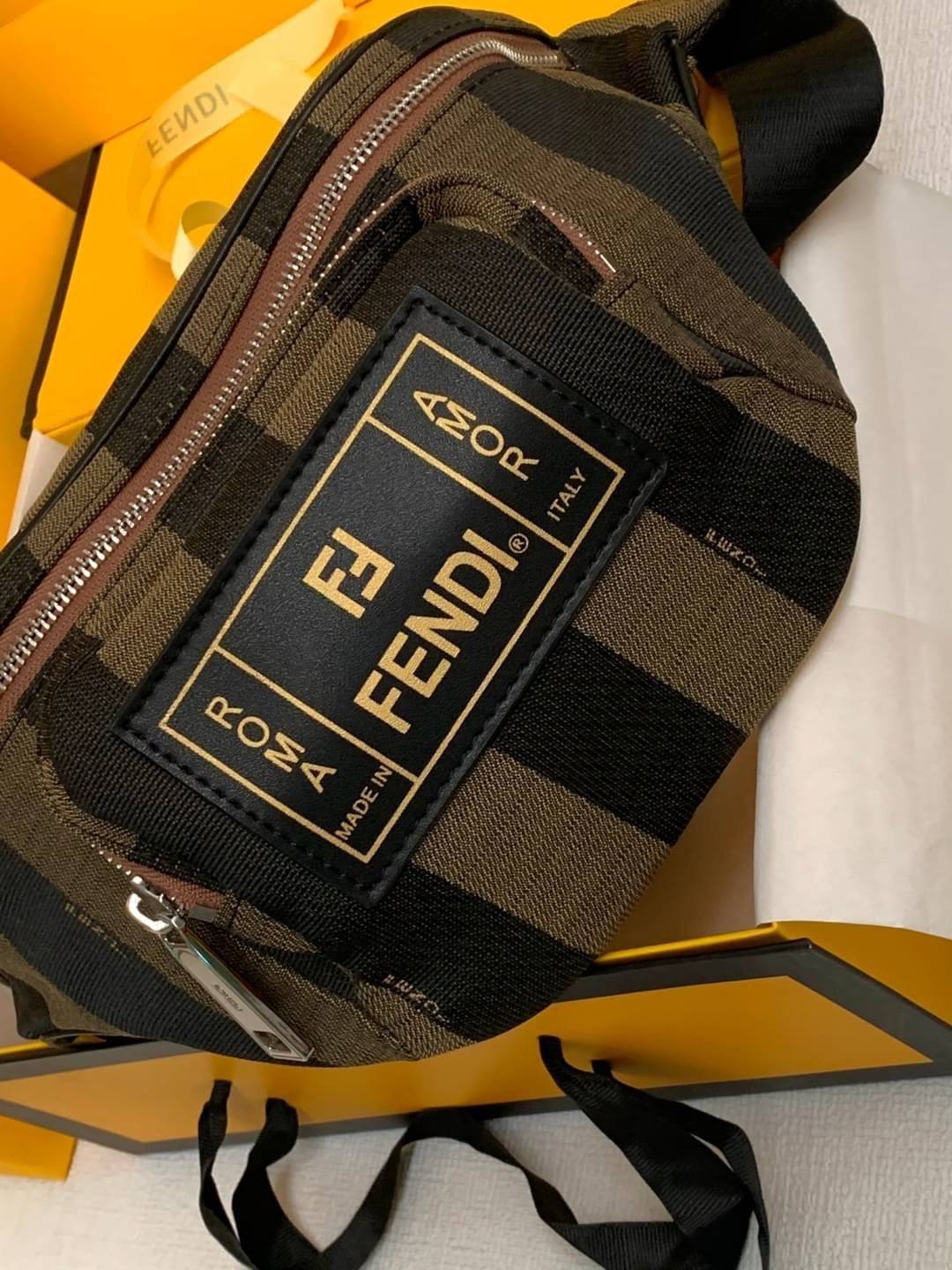 พรีเมี่ยมกิ๊ฟแท้ 100% 】หนังแท้ กระเป๋าสะพายคาดเอว Fendi striped belt bag