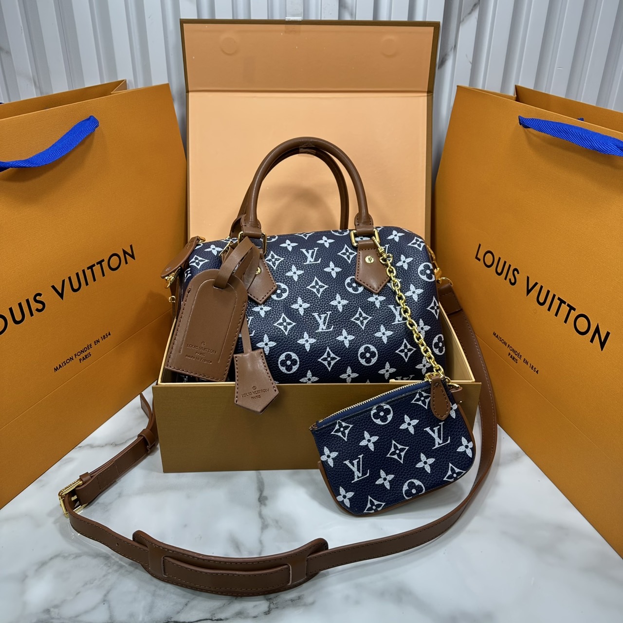 ORI หนังแท้ | LV Speedy P9 Bandoulière 25 Bag กระเป๋าสะพายทรงหมอนสปีดี้ คอลใหม่ล่าสุดหรูหราโดดเด่น รูปทรงใช้งานง่ายสวยตลอดกาล ใช้ได้กับทุกลุค ทุกโอกาส ภายในโล่งกว้างมาก ใส่ของสำคัญได้ครบแน่นอนจ้า