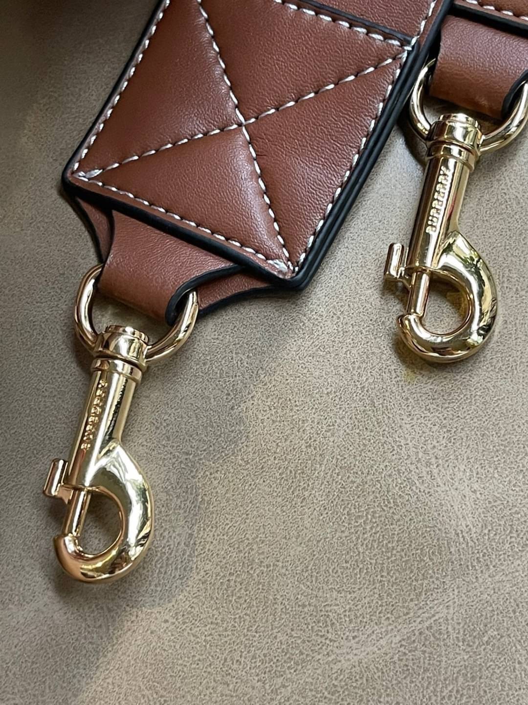 Burberry Small Horseferry Print Cotton Canvas Crossbody Bag เป็นกระเป๋าสะพายที่ดูทันสมัย สายหนังสปอร์ต ในส่วนของโลโก้มาในรูปแบบของการพิมพ์ลายไปบนกระเป๋า ทำให้ดูโมเดิร์นยิ่งขึ้น วัสดุหลักที่ใช้ในการผลิตกระเป๋ารุ่นนี้คือ ผ้าแคนวาสและหนัง โดยผ้าแคนวาสดูเหมือ