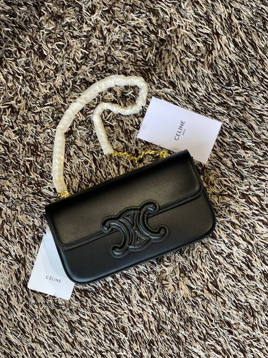 Celine Chain Shoulder Bag Cuir Triompe In Triompe เป็นกระเป๋าถูกประดิษฐ์ขึ้นในรูปทรงมินิมอล นับว่าเป็นกระเป๋าอีกหนึ่งรุ่นในซีรีส์ Triomphe ที่ได้รับความนิยมอย่างมาก โดยเป็นกระเป๋าสะพายไหล่ทรงสี่เหลี่ยมผืนผ้าที่อัดแน่นไปด้วยกลิ่นอายความคลาสสิกตามแบบฉบับของ