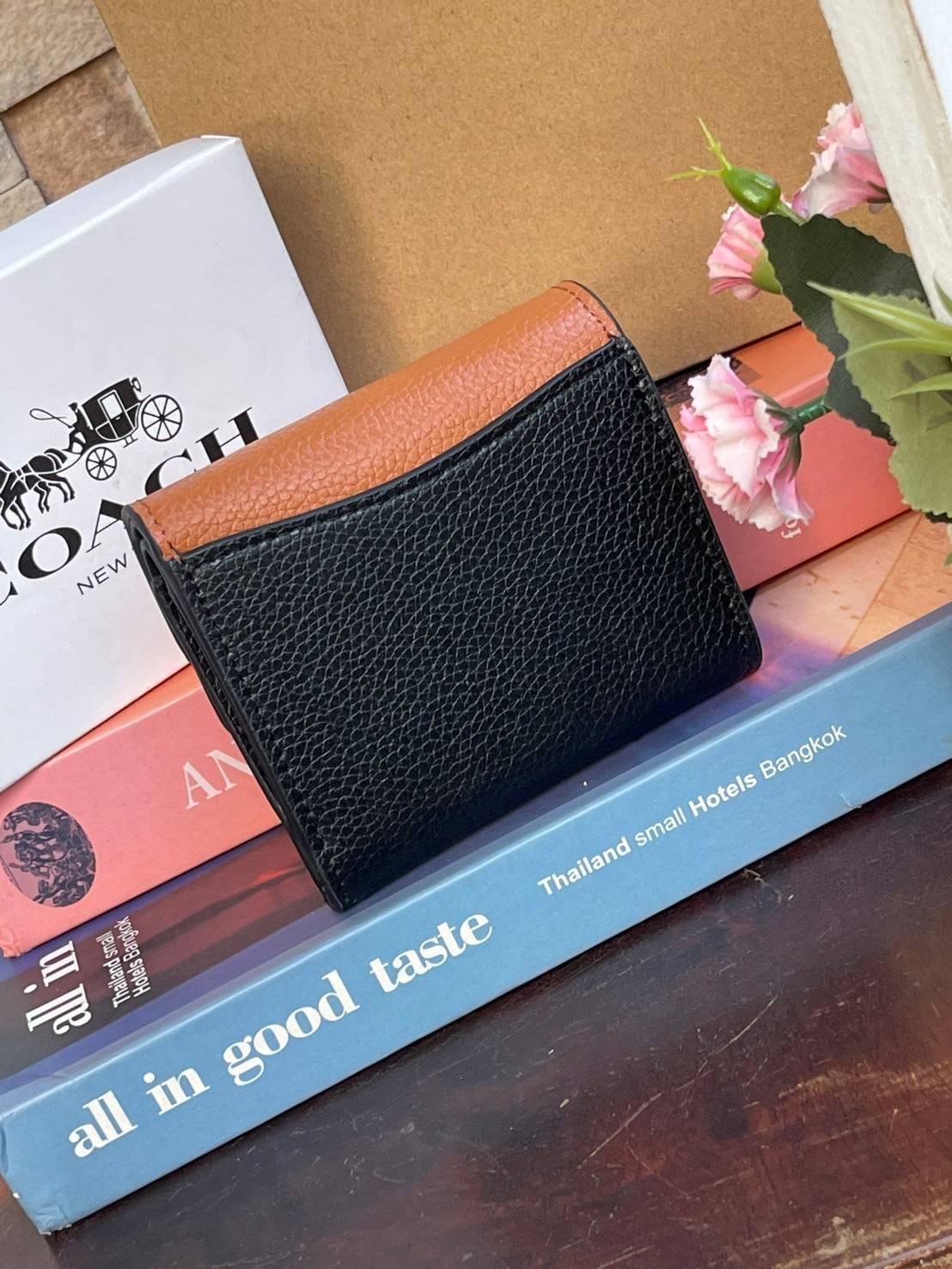 OUTLET 】COACH JADE SMALL DOUBLE FLAP WALLET IN COLORBLOCK (COACH F88002) หากใครต้องการกระเป๋าสตางค์ใบสั้นสำหรับวันที่ต้องการใช้กระเป๋าสะพายใบเล็ก หรือวันที่ไม่พกกระเป๋าสะพาย เราขอแนะนำใบนี้เลยค่ะ โดยใบนี้เป็นกระเป๋าสตางค์แบบพับสามทบ ปิดแบบกระดุม2ชั้น มีช่