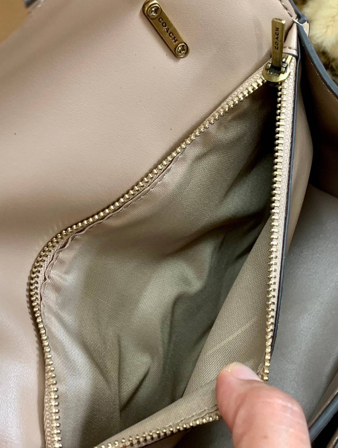 ใบจริงสวยหรูมากๆค่ะ💥 COACH ALIE TOP HANDLE IN SIGNATURE JACQUARD ((C4822)) พร้อมส่งที่ไทยค่ะ! กระเป๋าหิ้ว//สะพายข้าง วัสดุ Jacquard+หนังแท้ได้ลงตัวสวยงามมากๆค่ะ คลาสสิคสุดๆ เปิดปิดกระเป๋าแบบกดล็อค ช่องหลักกางออกได้กว้างสามารถใส่กระเป๋าเงินใบกลางได