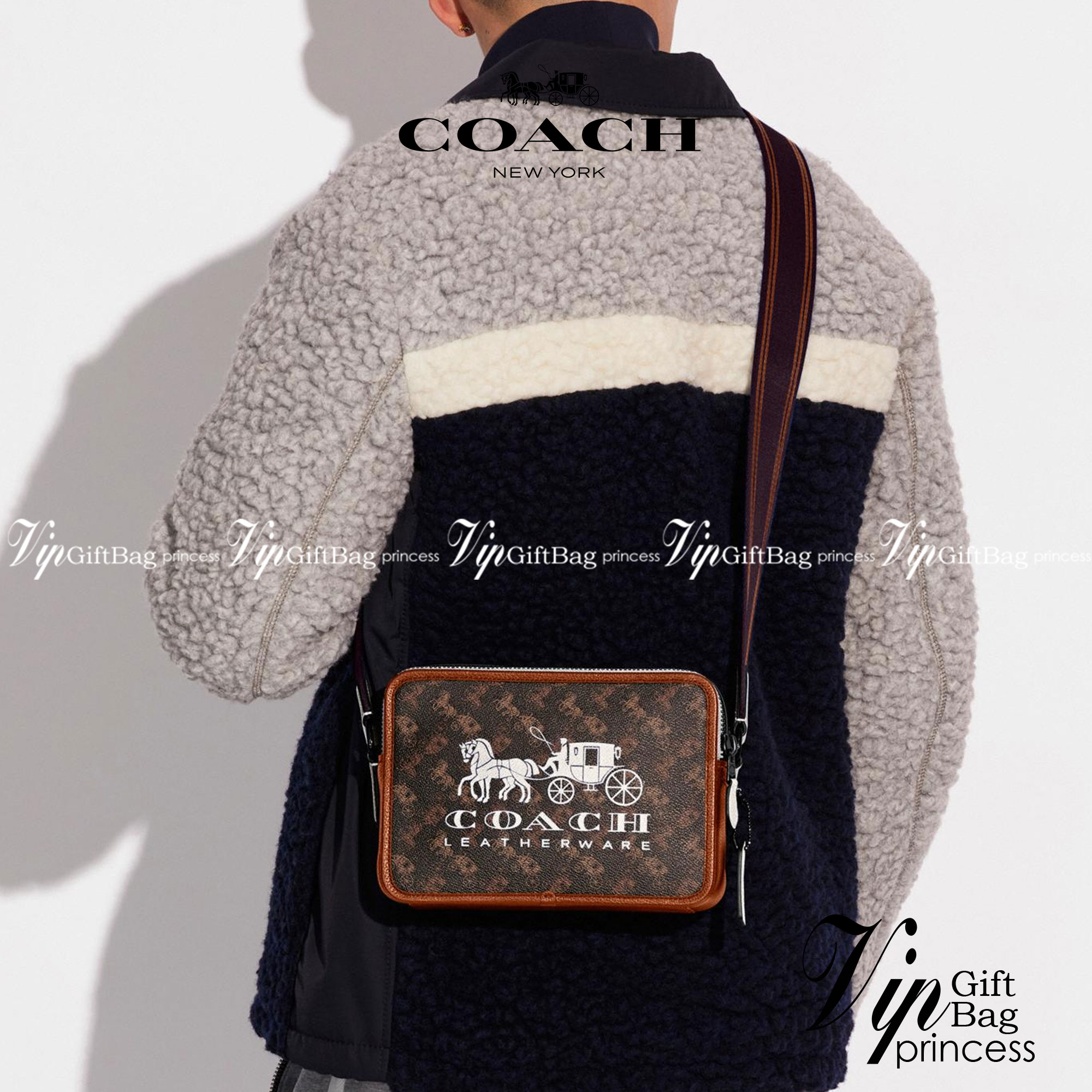 COACH C8445 CHARTER CROSSBODY 24 WITH HORSE AND CARRIAGE PRINT หล่อได้ไม่ซ้ำใคร กับไอเท็มใหม่ล่าสุด ชิคๆคูลๆ กับกระเป๋าสะพายข้าง ดีไซน์ทรงกล่อง ตกแต่งลวดลายดูโดดเด่น วัสดุหนังแคนวาสสลับหนัง pepble มีซิป 2 ฝั่ง ใส่ของได้จุใจ ของสำคัญใส่ไปเลยครบๆ สายสะพายปร