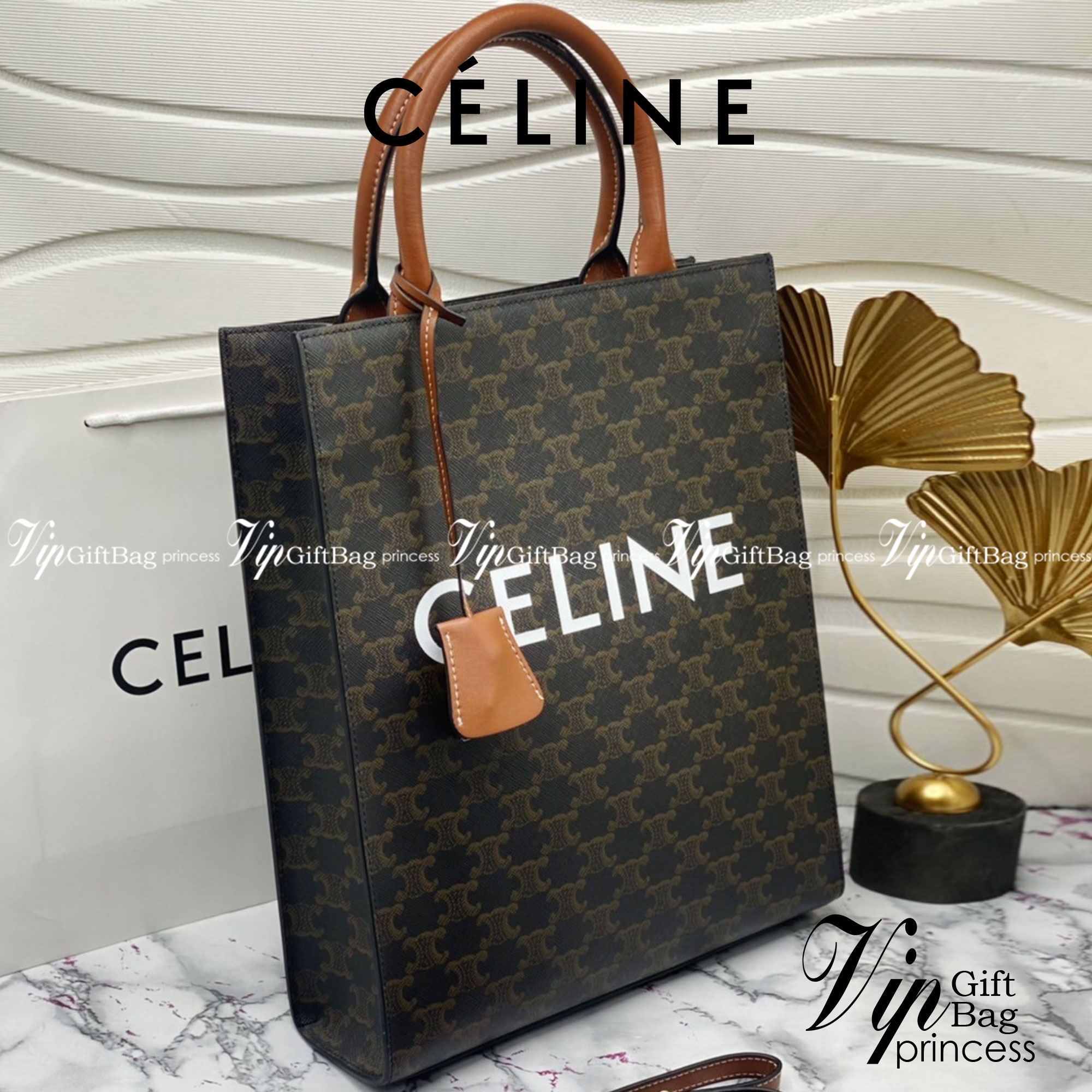 หนังแท้ CELINE SMALL CABAS VERTICAL IN TRIOMPHE CANVAS AND CALFSKIN / CELINE TOTE พร้อมส่งที่ไทย กระเป๋าโท้ททรงตั้ง CABAS TRIOMPHE งานหนังแท้ CALFSKIN ทั้งใบ พร้อมหูหิ้วสองข้างและสายสะพายหนังแบบถอดได้ ภาพสินค้าถ่ายจากงานขายจริง ใช้งานต่างประเทศได้