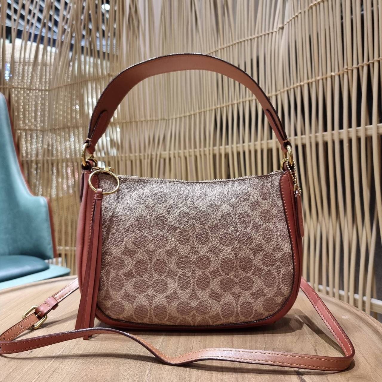 COACH 52577 SUTTON CROSSBODY IN SIGNATURE CANVAS กระเป๋าสะพายไหล่ สวยคลาสสิค สไตล์วินเทจ ใบใหญ่จุใจ วัสดุหนังแคนวาสเคลือบลาย สายคล้องไหล่ในตัว ภายในโล่งกว้าง จุของได้เยอะแน่นๆ มาพร้อมสายสะพาย crossbody ที่จะถอดออก หรือจะสะพายก็เก๋ สวยโดดเด่นแน่นอน พร้อมเส