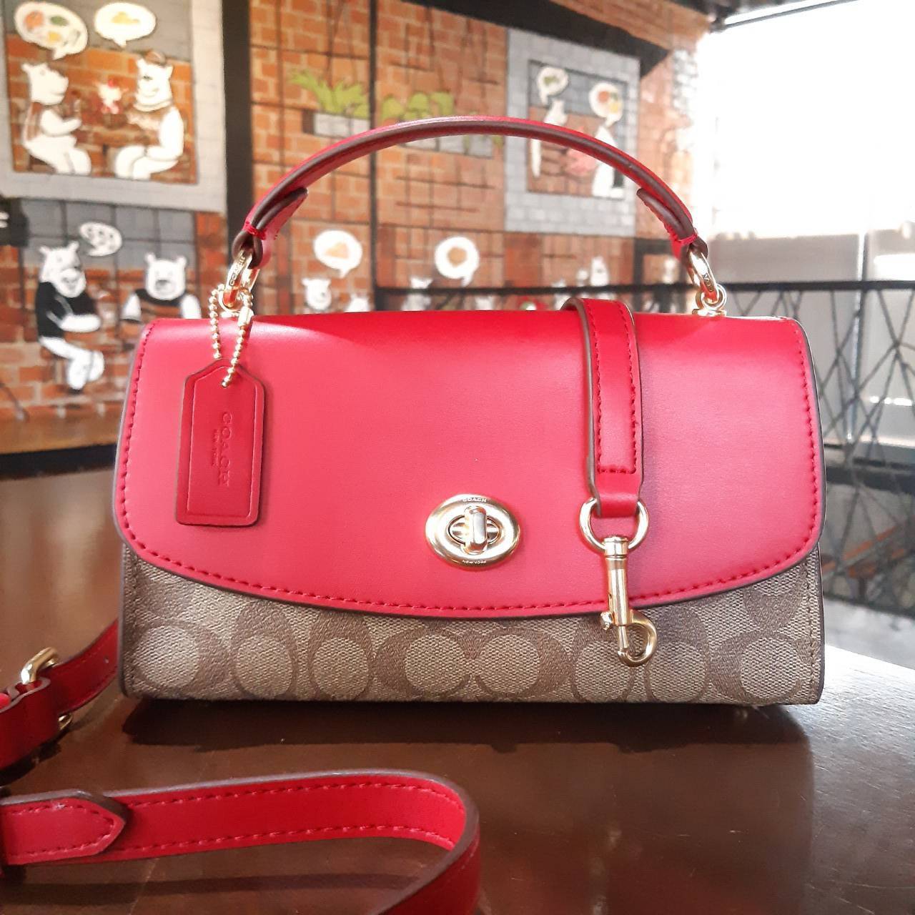 COACH TILLY SATCHEL 23 IN SIGNATURE CANVAS ((C1802//C1439/C1435)) กระเป๋า crossbody สวยหรู ขนาดใหม่ พร้อมสีมาใหม่!! ดีไซน์ย้อนยุค วัสดุหนังแคนวาสเคลือบลายสลับหนังแท้ มาพร้อมหูจับในตัว และสาย crossbody ปรับได้ตามตัว เปิด-ปิดด้วยตัวบิดล็อค ภายในโล่ง บุกำมะห