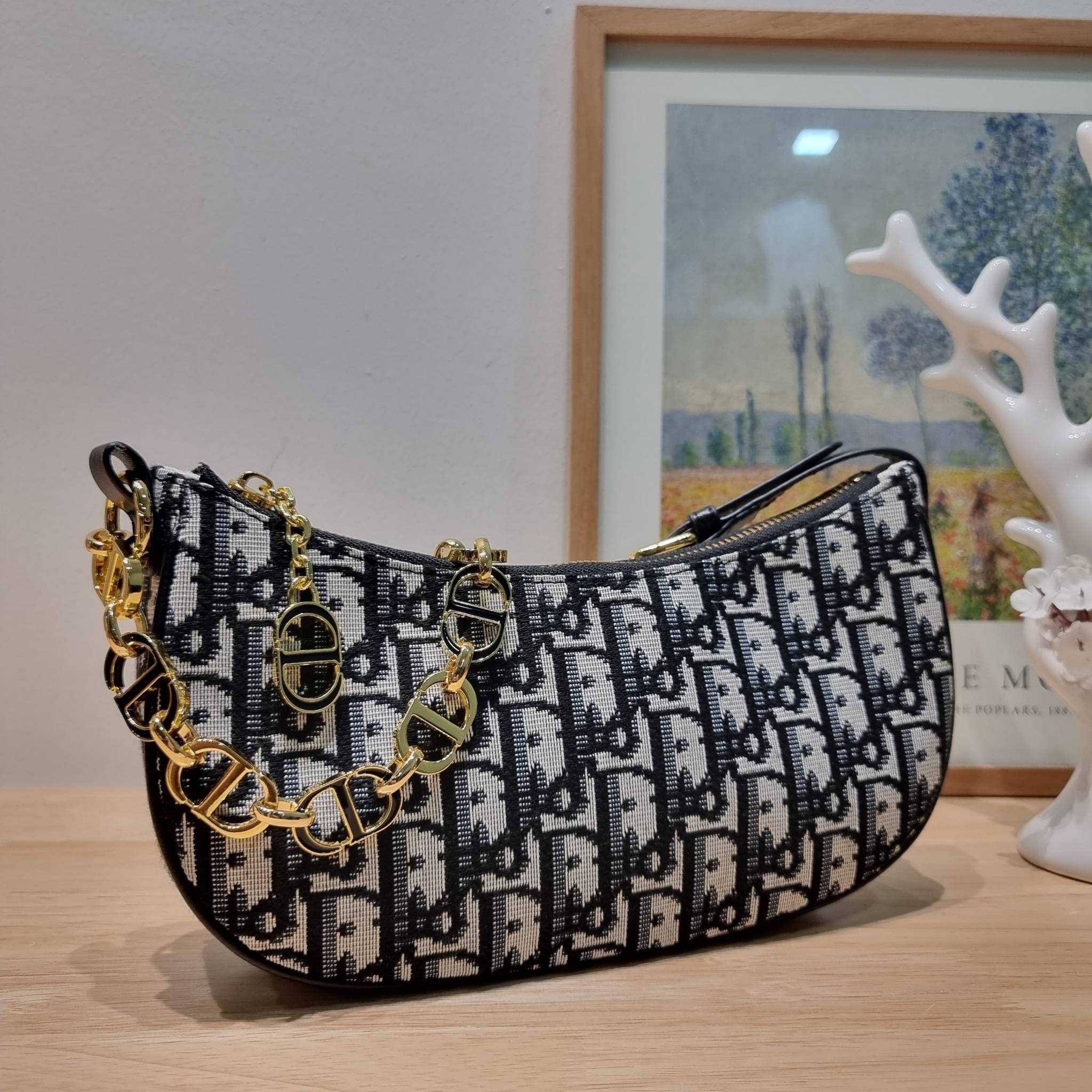 CD Lounge Bag Blue Oblique Jacquard / Dior pochette กระเป๋าสะพายทรงพอช สวยหรู ดีไซน์เรียบ แต่ดูแพง