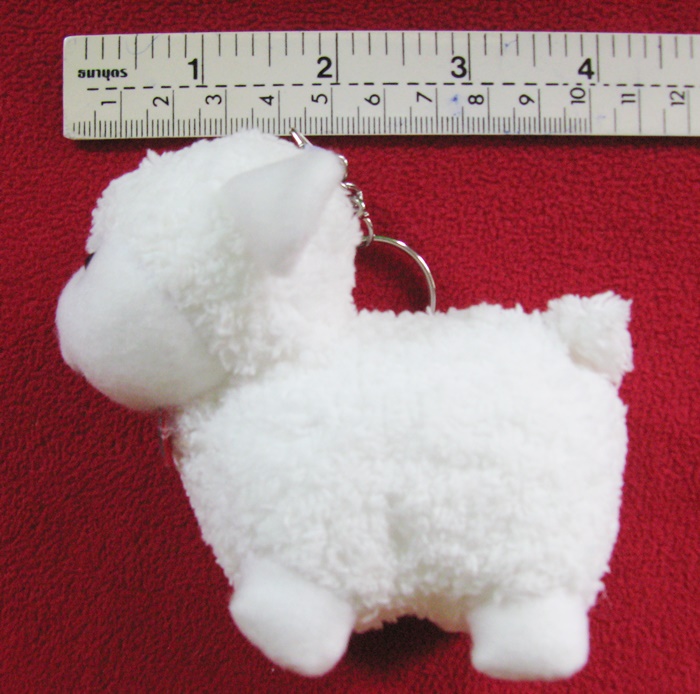 สินค้าหมดค่ะ พวงกุญแจตุ๊กตาแกะสีขาว โบว์ลายแดง-เขียว จากสวนผึ้ง จ.ราชบุรี ค่ะ