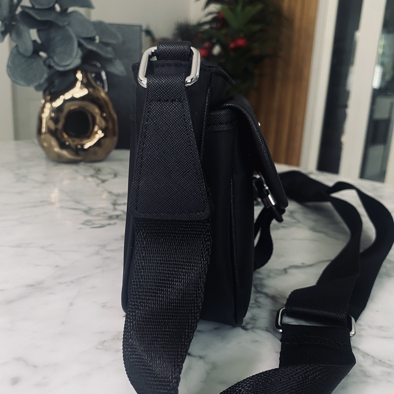 Prada Re-Nylon Messenger Crossbody Bag กระเป๋าสะพายทรงแมสเซ็นเจอร์ รุ่น Unisex ใช้ได้ทั้งชายหญิง รุ่นยอดนิยมดีไซส์เรียบง่าย โทนสีดำคลาสสิกเข้าได้กับทุกลุค