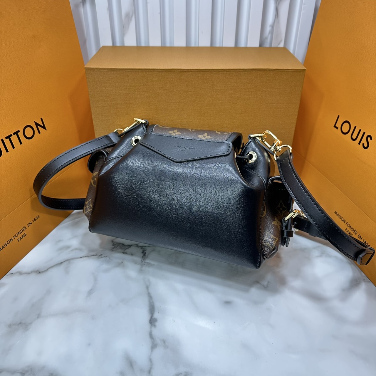 ORI หนังแท้ | LV Odyssee bag Monogram Canvas กระเป๋าสะพายดีไซน์ใหม่ คอลเลกชันประจำฤดูกาล Pre-Fall 2025 ออกแบบมาเพื่อเชิดชูมรดกล้ำค่าที่สืบทอดจากรุ่นสู่รุ่น ดีไซน์ทันสมัยใช้งานได้ทุกวัน