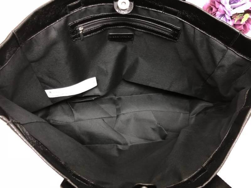 New in!!! ZARA HANDLE BAG Best seller !!! พร้อมส่งรุ่นใหม่ล่าสุดปี 2018 กระเป๋าถือหรือสะพายข้าง วัสดุหนังเมทาลิค น้ำหนักเบา ดีไซด์แบบเรียบแต่ดูเก๋ค่ะ รุ่นนี้โดดเด่นตรงสายของกระเป๋า สายพิมตัวอักษรสีขาว ปล่อยสายยาวลงมา รวบเป็นแบบสะพายข้างได้นะคะ เปิดปิดกระเ