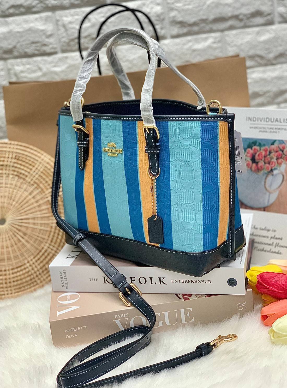 COACH C4086 MOLLIE TOTE 25 IN SIGNATURE JACQUARD WITH STRIPES แจกความสดใสด้วยลุคคัลเลอร์ฟูล กระเป๋าทรงโท้ท มินิไซส์ ตกแต่งลายเอกลักษณ์ถักทออยู่บนผ้า jacquard ตัดกับลายเส้นสีสันสวยงาม ลงตัวไม่ซ้ำใคร ภายในเป็นช่องโล่ง มีช่องซิปกลางใส่ของได้ ขนาดกำลังดีแบบใส