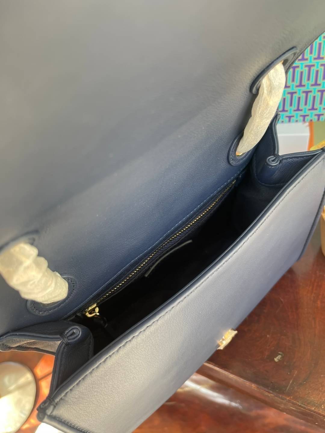 Tory Burch Savannah Convertible Shoulder Bag สาว ๆ ลุคสาวๆไม่ควรพลาด Collection นี้เลยนะคะ เป็นรุ่นที่ตอบโจทย์และครองใจสาว ๆ ได้อย่างแท้จริง เนื่องจากมีดีไซน์เรียบหรู โดยทางแบรนด์ได้ใช้เทคนิคการเย็บบนหนังเป็นลายเส้น (Chevron) ทำให้กระเป๋าดูมีราคามากยิ่งขึ