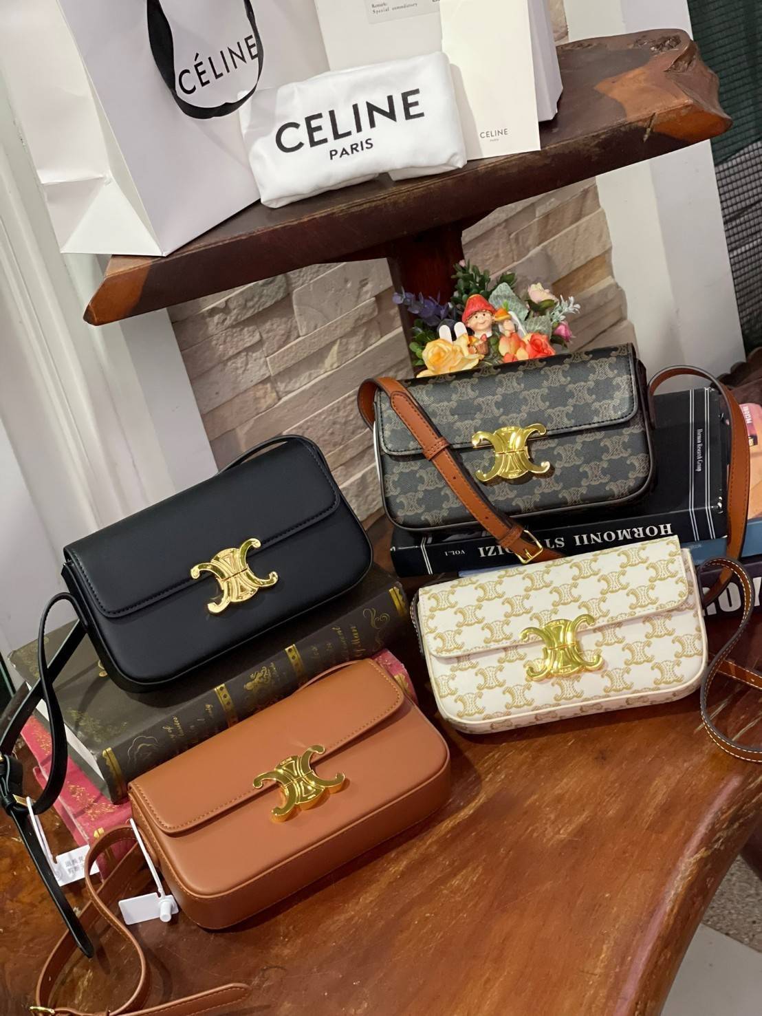 VIP 】CELINE TRIOMPHE SHOULDER BAG IN TRIOMPHE อีกหนึ่งผลงานการออกแบบของ Hedi Slimane ที่ได้ดึงเอาเอกลักษณ์ต่าง ๆ ของ CELINE ออกมาและทำการตีความหมายใหม่จนได้กระเป๋าเรียบหรูและดูทันสมัย ให้คุณเลือกสะพายในชีวิตประจำวันเข้ากับการแต่งตัวสบาย ๆ หรือจะสะพายออกงา