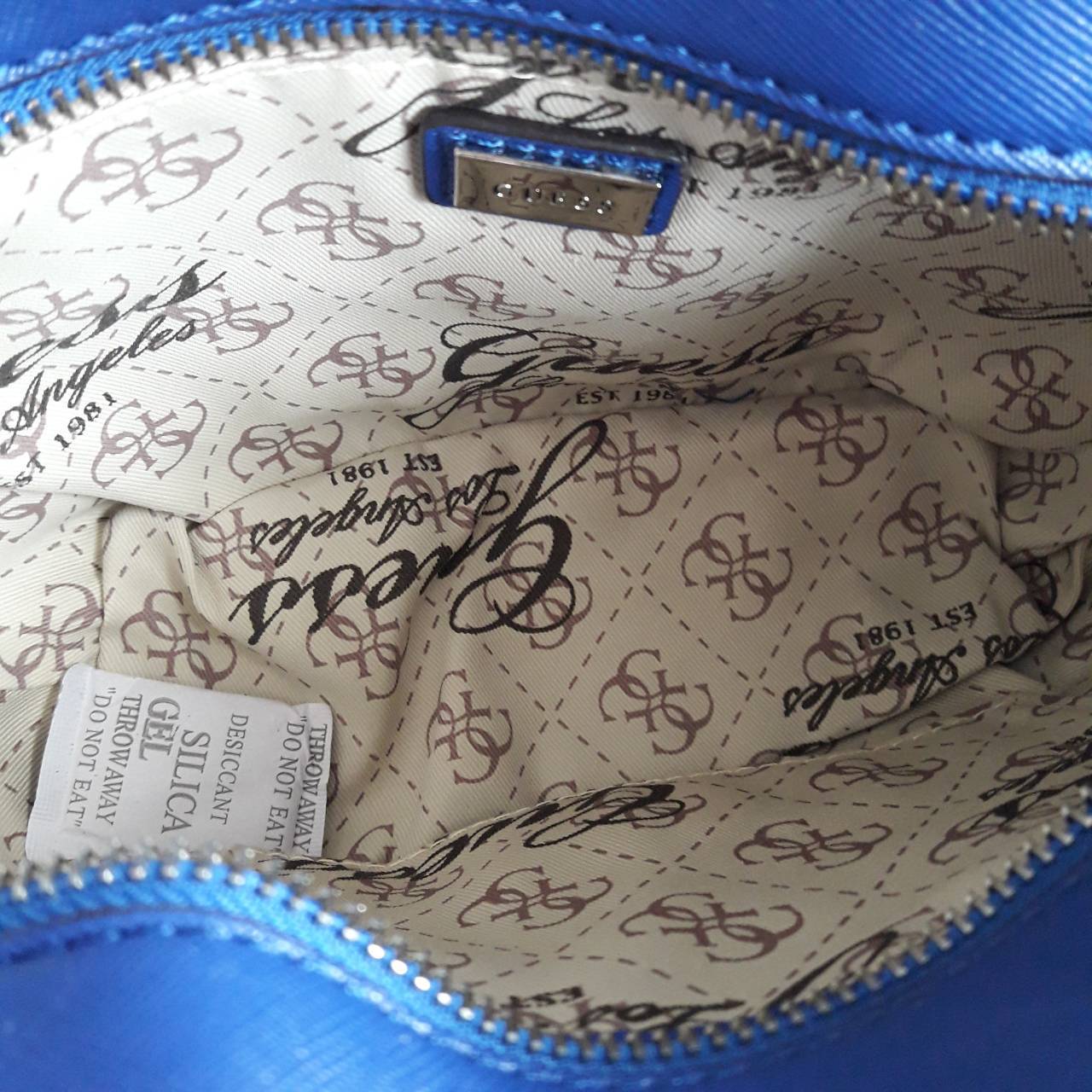 New! guess mini tote saffiano bag ลายหนัง Saffiano สวยอยู่ทรงสไตล์ PRADA ขนาดกำลังดีน้ำหนักเบา ด้านหน้าประดับโลโก้แบร์น พร้อมพวงกุญแจโลโก้แบรนด์ห้อยที่หูกระเป๋าสามารถถอดเเยกใช้ได้ เปิดปิดด้วยซิปสะดวกใช้ ภายในมีโลโก้ ช่องซิปและช่องเล็กใส่มือถือ ซับในพิมโลโ