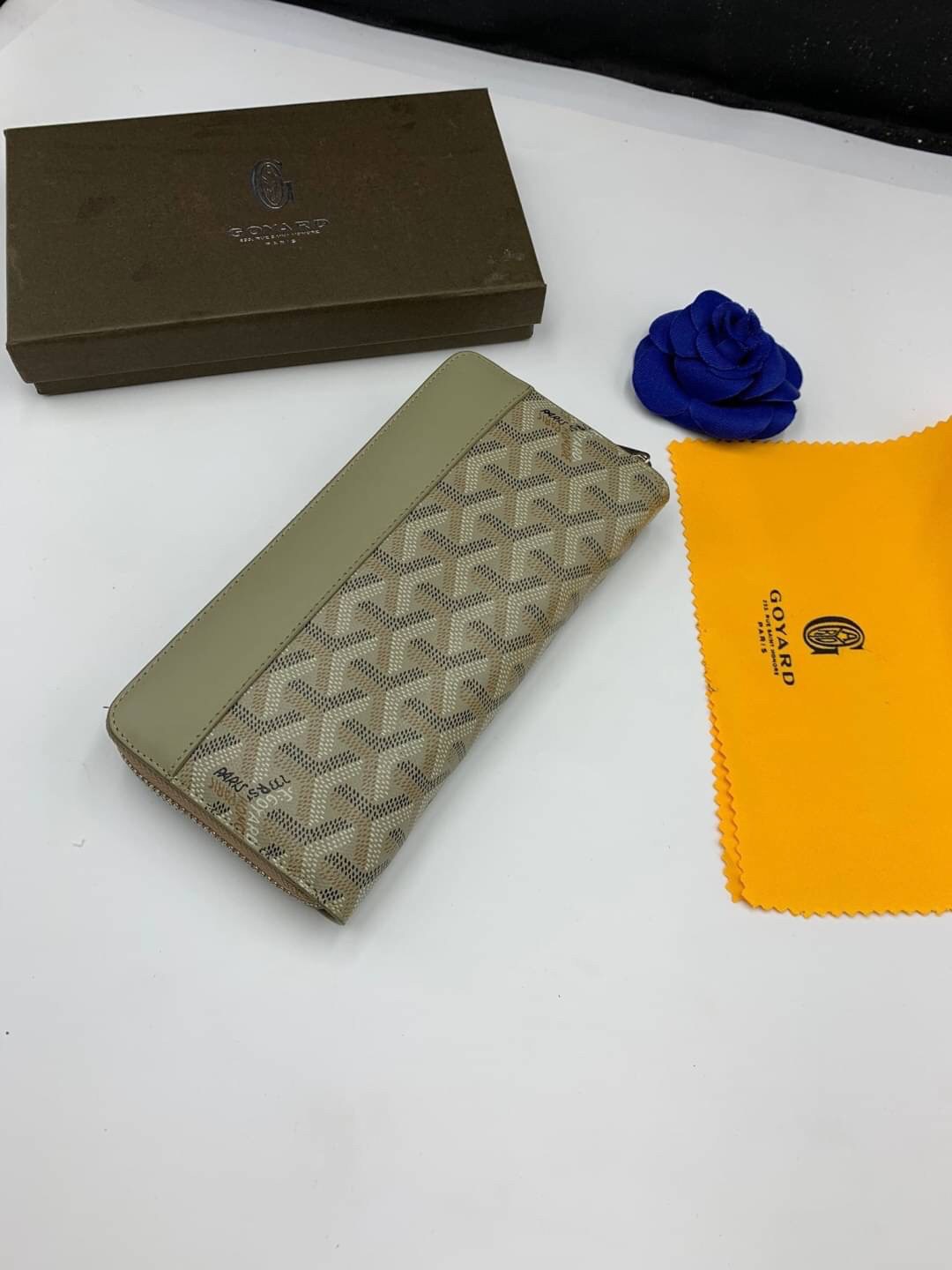 VIP GIFT 】GOYARD round zipper Matignon Long Wallet กระเป๋าสตางค์ซิปรอบใบยาว พร้อมส่ง 6 สี เหมาะกับการใช้งานทุกรูปแบบ นอกจากเพิ่มความมั่นใจแล้ว ยังทำให้ชีวิตของเราง่ายขึ้นอีกด้วย โดยการเปิดปิดแบบซิปรอบ สามารถใส่ธนบัตร เหรียญ บัตรต่างๆได้หลายใบเลยทีเดียว ขน