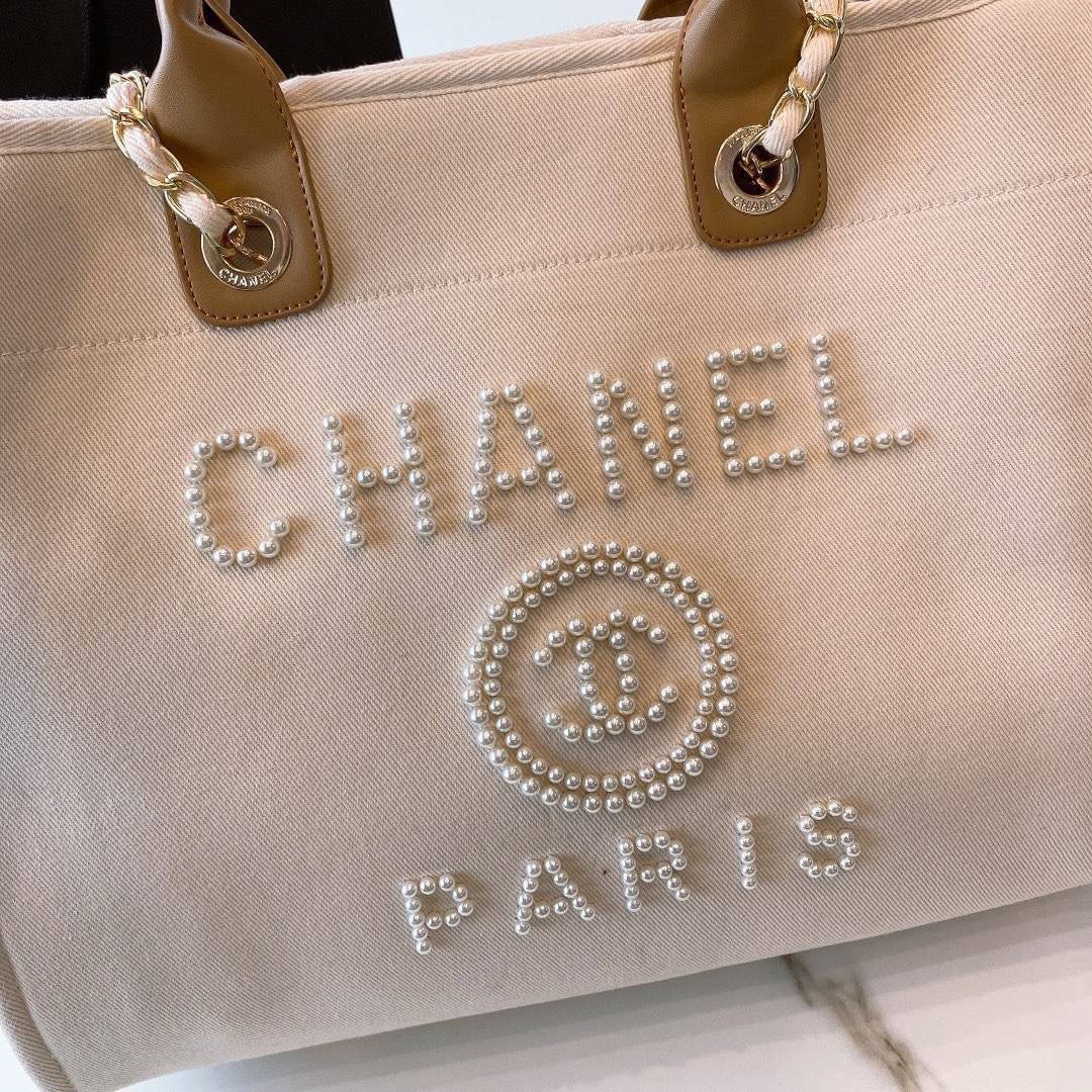 VIP 】รุ่นใหม่ล่าสุด!! ที่สาวๆรอคอย CHANEL CANVAS PEARL LARGE TOTE จากงานพรีเมี่ยม VIP GIFT รุ่นดังเลยค้า ไซส์ใหญ่อลังมากก บอกเลยว่า งานดีที่สุด ตัวกระเป๋า กระเป๋าผ้าเป็นผ้า CANVAS คาดด้วยหนังแท้สีน้ำตาล เนื้อดีสมราคา สัมผัส นุ่มลื่นมือมากกกก อะไหล่เงินปั้