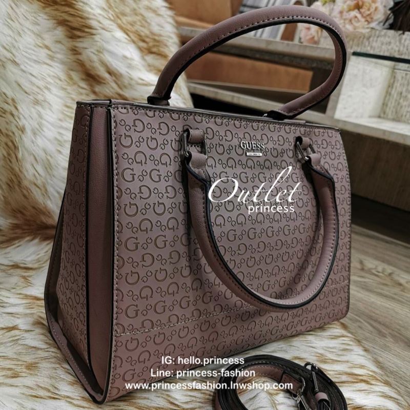 GUESS SINGNATURE SHOPPER BAG กระเป๋าถือหรือสะพายรุ่นล่าสุดจาก GUESS FACTORY หนังสวยอยู่ทรงปั้มลาย Singnature Brand รอบใบ ด้านหน้าประดับโลโก้แบรนด์ หูหิ้วเเข็งเเรงพับลงได้ เปิดปิดด้วยซิปสะดวกใช้ ขนาดกำลังดี ภายในมีช่องซิปและช่องใส่ของ กว้างและจุ น้ำหนักเบา