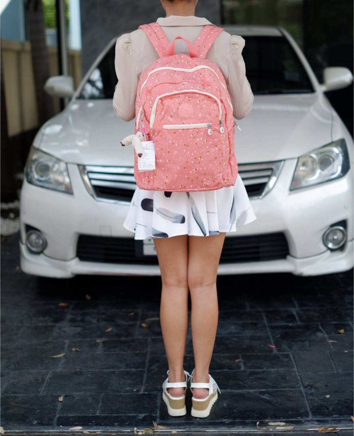 KIPLING Bizzy Boo เป็นกระเป๋าผ้าอ้อมกระเป๋าเป้สะพายหลังที่มีสไตล์ กระเป๋าเป้สะพายหลังขนาดเล็กที่มีน้ำหนักเบาและใช้งานง่ายและทำความสะอาดได้ง่ายออกแบบมาเป็นพิเศษสำหรับทารกของคุณ Bizzy Boo มาพร้อมกับกระเป๋าด้านข้างสำหรับทารกเล็ก ๆ ที่เข้ากันได้กับแผ่นรองพื้น