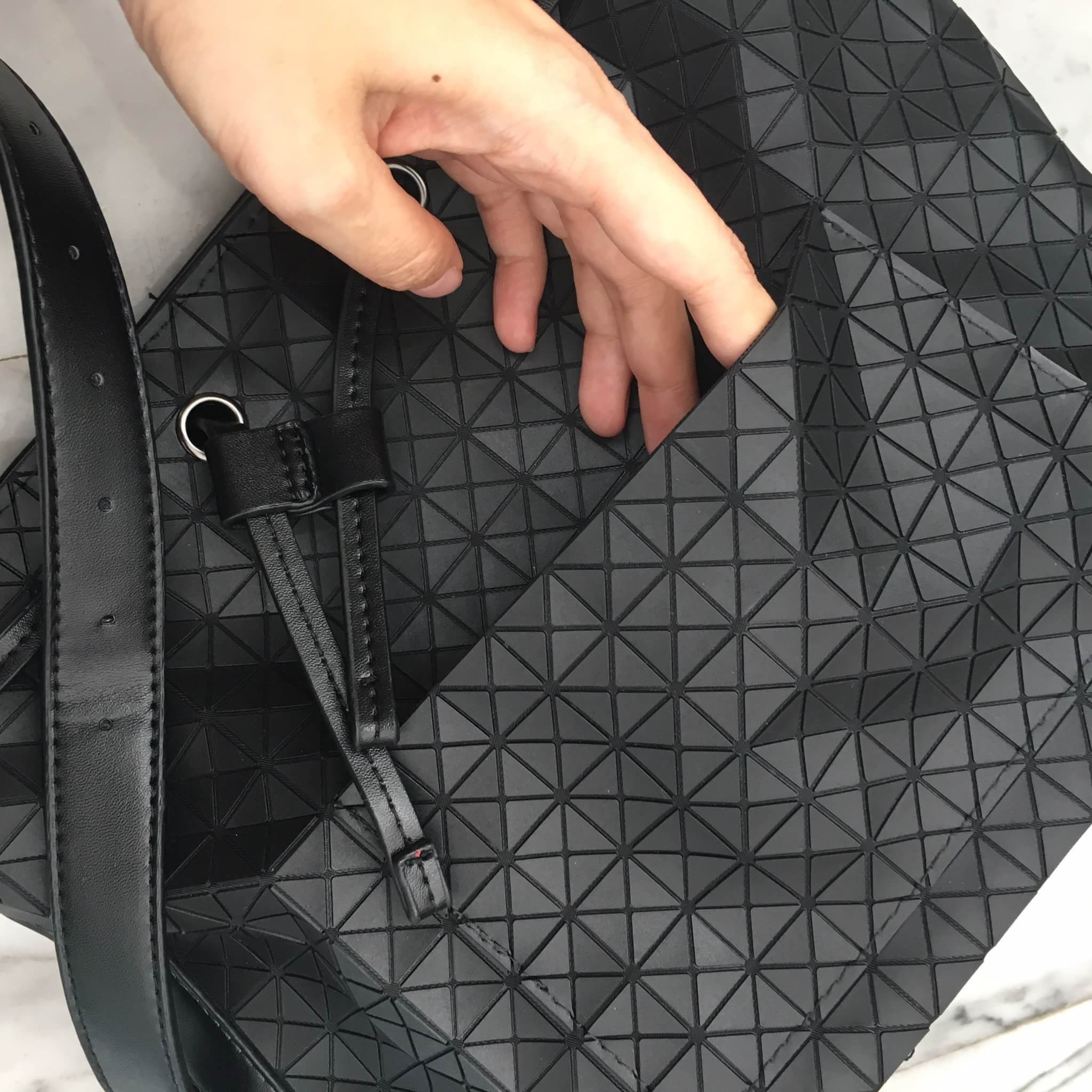 ทรงขายดี น่ารักมาก Size L คะ David Jones Bucket Leather (bag) กระเป๋าสะพายข้างดีไซน์เกร๋มาก สีดำสวยมาก #chic รุ่นนี้ รูปแบบน่ารัก แอบเก๋ด้วยดีไซด์ของตัวกระเป๋า และที่มัดสายกระเป๋า ด้านหน้ามีช่องเก็บของให้คะ ภายในมีช่องเก็บของจุกจิกได้ #มีถุงผ้าแบรนด์ให้คะ