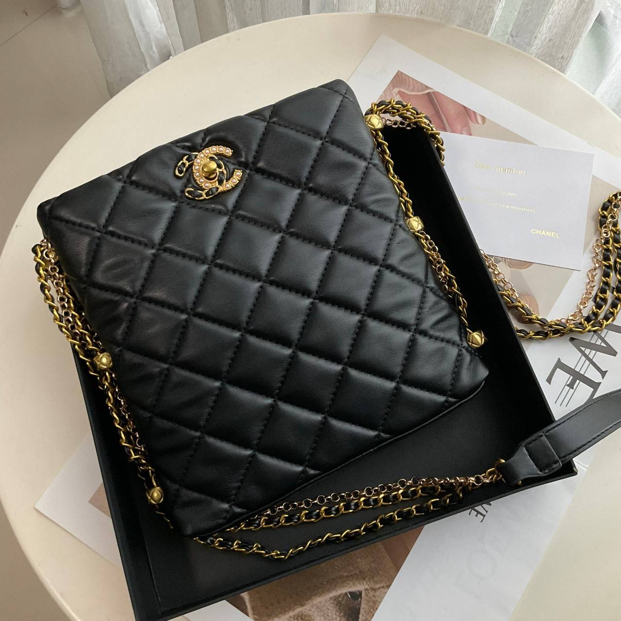 CHANEL VIP GIFT CROSSBODY CHAIN BAG กระเป๋าทรงสะพายข้าง ที่กำลังมาแรงมาในตอนนี้ ตัวกระเป๋าเป็นกระเป๋าสตางค์หนังพียูพรีเมี่ยม อะไหล่ทองทั้งใบ ด้านหน้าประดับโลโก้พร้อมมุก CC สุดหรู เปิดปิดด้วยตัวหมุนล็อค ใส่กระเป๋าสตางค์ยาวได้ รุ่นนี้พกของได้เยอะในระดับนึงเ